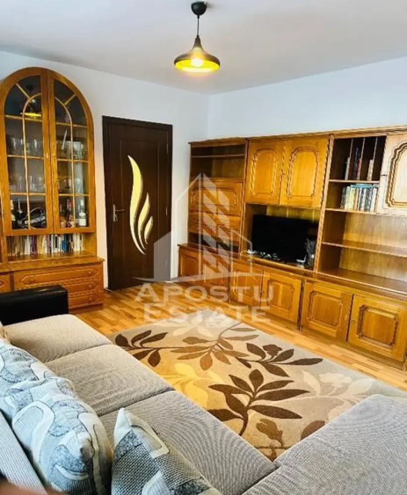Apartament 2 camere de vânzare, zona Modern, Timișoara - Agentia imobiliara APOSTU ESTATE va propune spre vanzare un apartament cu 2 camere,nedecomandat, parter inalt/4, situat in zona Simion Barnutiu/Modern din Timisoara, judetul Timis.
Apartamentul este amplasat la parterul inalt al unui imobil cu 4 etaje construit in 1979 si are o suprafata utila de 51mp , de asemenea detine o boxa de 4mp la subsol pentru depozitare.
Confortul termic se realizeaza prin termoficare la rețeaua orașului cu sistem de incalzire prin calorifere.
Compartimentare:
-hol
-bucatarie
-living
-baie
-dormitor
Proprietatea se vinde cum se vede în imagini si este o varianta ideala pentru familii, cuplu, investitie.
Vecinatati: Lidl la 4 min de mers pe jos,mijloace de transport in comun,magazine,banci,farmacii la 4 min de mers pe jos, Hotel Boca Juniors la 4 min de mers pe jos, Piata Unirii la 10 min cu masina, Iulius Mall la 9 min cu masina.
Agentia imobiliara Apostu Estate va ofera consultanta bancara gratuita prin intermediul colaboratorilor nostri pentru alegerea celui mai potrivit tip de credit, astfel incat tu sa devi noul proprietar al acestui apartament.

Va asteptam cu drag la o vizionare!

Id Intern: CP2815667