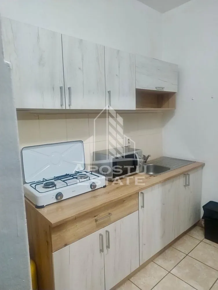 Apartament 1 camere de inchiriat,Buziasului, Timisoara - Agentia imobiliara APOSTU ESTATE va propune spre inchiriere un apartament cu 1 camere, spatios si luminos, situat in zona Buziasului, o zona linistita si bine pozitionata din Timisoara, potrivit pentru cupluri sau studenti care isi doresc o locuinta unde sa se simta confortabil si cu acces facil catre scoli, statii de autobuz, supermarketuri , magazine de zona, parcuri.

Suprafata utila: 22 mp
Compartimentare eficienta:
-Bucatarie complet mobilata si utilata, cu loc de luat masa
-Dormitor mobilat si utilat
-Baie prevazuta cu dus

Confort si facilitati:
-Incalzirea apartamentului: colterm
-Apartamentul este complet mobilat si utilat

Localizare:
-Timis,Timisoara, zona Buziasului– acces facil spre magazine, scoli, parcuri si mijloace de transport in comun.

Ideal pentru:
-Cupluri
-Studenti

Disponibilitate: imediata
Pret chirie lunara: 200 euro ( usor negociabil)
Programeaza o vizionare pentru a-ti putea imagina viitorul aici!
ID intern: CP3177306