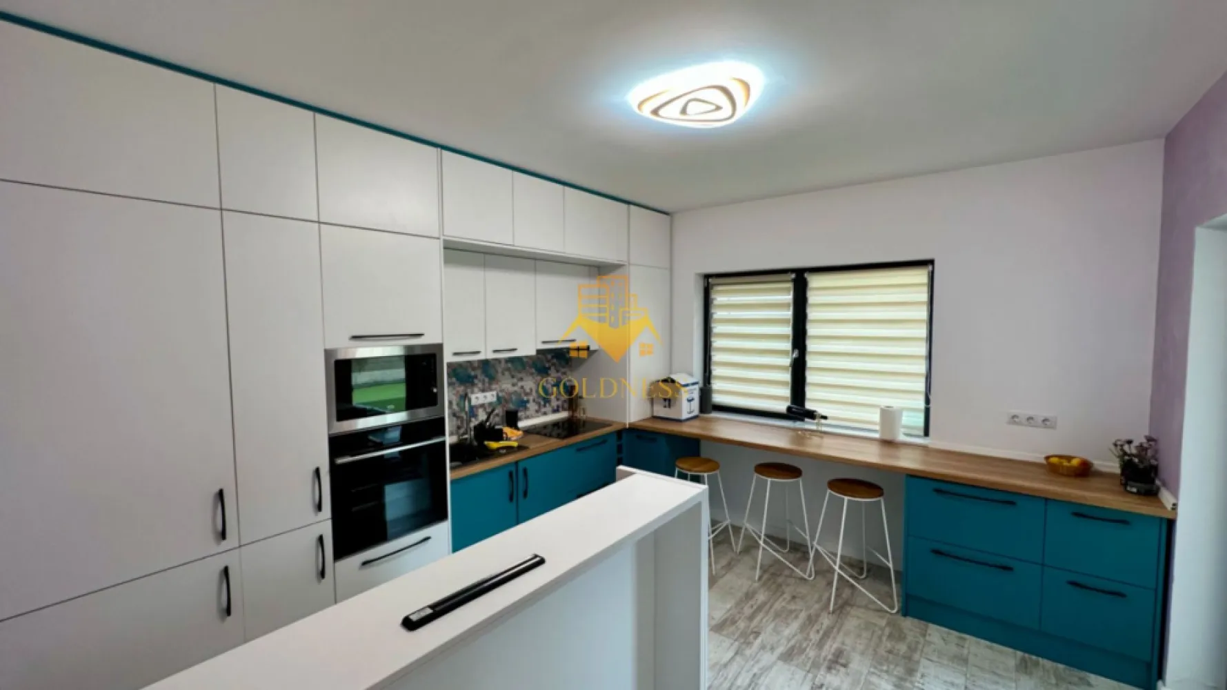 Duplex, Borhanci, Livada Polocsay, Romul Ladea, Fagului - Se închiriază duplex spațios și modern, situat într-o zonă retrasă și liniștită, perfectă pentru cei care își doresc confort, intimitate și acces rapid către oraș. Proprietatea se află pe o stradă privată închisă, oferind un plus de siguranță și liniște, inclusiv pentru familiile cu copii.

Locuința are o suprafață utilă de 130 mp și beneficiază de o curte proprie generoasă de aproximativ 350 mp, amenajată cu gazon sintetic pentru întreținere minimă și aspect îngrijit pe tot parcursul anului.

Compartimentarea este eficientă și aerisită:
• 3 dormitoare
• living luminos și spațios
• bucătărie complet echipată
• 2 băi, una dintre ele dotată cu saună

Bucătăria este utilată cu electrocasnice moderne:
• cuptor electric Electrolux
• plită cu inducție
• mașină de spălat vase

Printre dotările care oferă un plus de confort se numără:
• încălzire în pardoseală
• locuință complet mobilată și utilată
• 3 locuri de parcare

Zona oferă multă verdeață, aer curat și liniște, fiind ideală pentru persoane care caută mai mult spațiu și relaxare, fără să se îndepărteze de facilitățile orașului. Stațiile de transport în comun sunt accesibile rapid.

La nevoie, există posibilitatea de a adapta anumite piese de mobilier în funcție de preferințele chiriașilor.

Dacă sunteți interesați de acest apartament și doriți să îl vizionați, dar și pentru alte oferte nu ezitați să ne contactați telefonic sau prin e-mail. Vă stăm la dispoziție!
Pentru intermediere se percepe un comision de 50% din prețul chiriei!