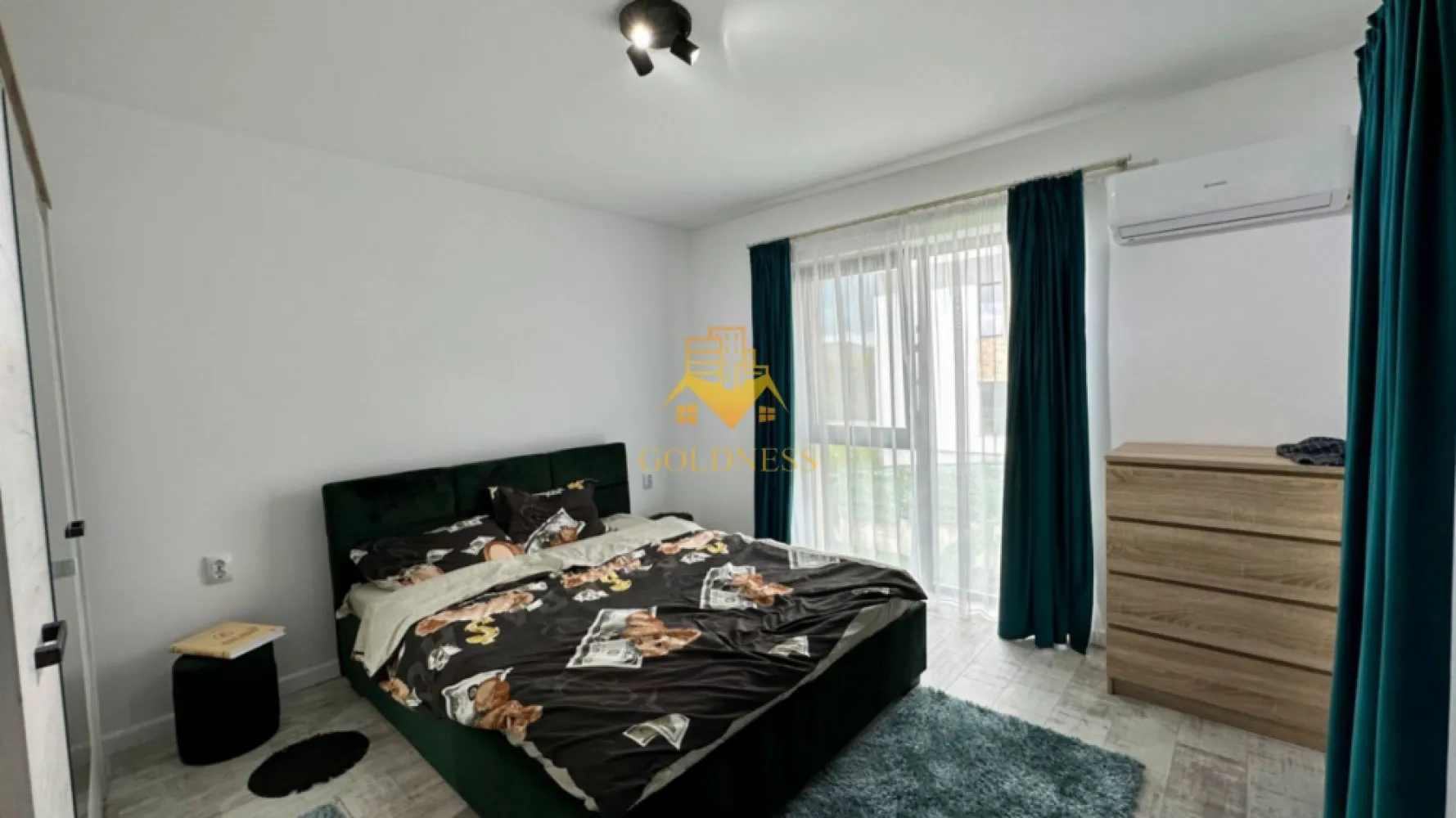 Duplex, Borhanci, Livada Polocsay, Romul Ladea, Fagului - Se închiriază duplex spațios și modern, situat într-o zonă retrasă și liniștită, perfectă pentru cei care își doresc confort, intimitate și acces rapid către oraș. Proprietatea se află pe o stradă privată închisă, oferind un plus de siguranță și liniște, inclusiv pentru familiile cu copii.

Locuința are o suprafață utilă de 130 mp și beneficiază de o curte proprie generoasă de aproximativ 350 mp, amenajată cu gazon sintetic pentru întreținere minimă și aspect îngrijit pe tot parcursul anului.

Compartimentarea este eficientă și aerisită:
• 3 dormitoare
• living luminos și spațios
• bucătărie complet echipată
• 2 băi, una dintre ele dotată cu saună

Bucătăria este utilată cu electrocasnice moderne:
• cuptor electric Electrolux
• plită cu inducție
• mașină de spălat vase

Printre dotările care oferă un plus de confort se numără:
• încălzire în pardoseală
• locuință complet mobilată și utilată
• 3 locuri de parcare

Zona oferă multă verdeață, aer curat și liniște, fiind ideală pentru persoane care caută mai mult spațiu și relaxare, fără să se îndepărteze de facilitățile orașului. Stațiile de transport în comun sunt accesibile rapid.

La nevoie, există posibilitatea de a adapta anumite piese de mobilier în funcție de preferințele chiriașilor.

Dacă sunteți interesați de acest apartament și doriți să îl vizionați, dar și pentru alte oferte nu ezitați să ne contactați telefonic sau prin e-mail. Vă stăm la dispoziție!
Pentru intermediere se percepe un comision de 50% din prețul chiriei!
