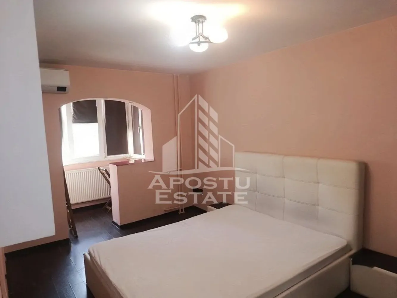 Apartament cu o camera,de inchiriat , Calea Buziașului - Timisoara - Agentia imobiliara APOSTU ESTATE va propune spre inchiriere un apartament cu 2 camere, spatios si luminos, situat in zona Buziașului , o zona linistita si bine pozitionata din Timisoara, potrivit pentru cupluri,familii, sau studenti care isi doresc o locuinta unde sa se simta confortabil si cu acces facil catre scoli, statii de autobuz, supermarketuri , magazine de zona, parcuri.

Suprafata utila: 25 mp
Compartimentare eficienta:
-Hol de acces generos
-Bucatarie complet mobilata si utilata, cu loc de luat masa
-Living luminos si spatios
-Dormitor mobilat si utilat
-Baie 
Confort si facilitati:
-Incalzirea apartamentului: colterm
-Apartamentul este complet mobilat si utilat
-Se accepta animale de companie de catre proprietar

Localizare:
-Timis,Timisoara, zona Buziașului – acces facil spre magazine, supermarketul Lidl, scoli, parcuri si mijloace de transport in comun.

Ideal pentru:
-Familii
-Cupluri
-Studenti

Pret chirie lunara: 300 euro 
Programeaza o vizionare pentru a-ti putea imagina viitorul aici!
ID intern: CP3176437