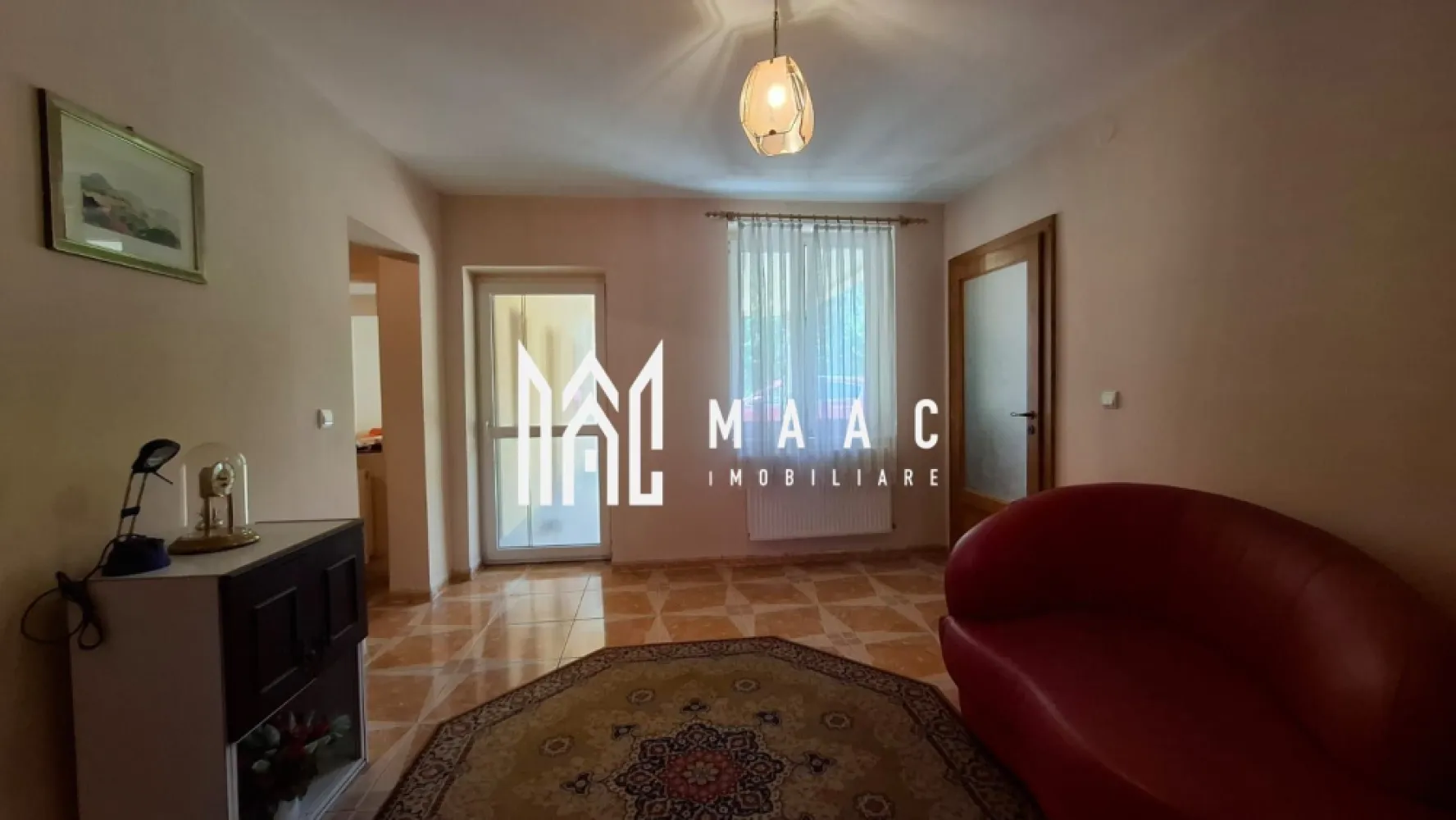 Casa individuala I 5 camere I 413 mp teren I Rasinari - Supunem atentiei dumneavoastra o casa individuala, amplasata intr-o zona superba din Rasinari.

Casa este la strada, curtea permite accesul auto, este pavata si ofera o frumoasa priveliste.

Locuinta este structurata pe 2 niveluri, fiecare avand acces diferit dar existand comunicare intre ele.
Parter: hol de acces, casa scarii, camera de primire, living, dormitor, baie cu dus si geam de aerisire, bucatarie spatioasa cu nisa de gatit si sala de luat masa.
Etaj: hol, camera de primire, doua dormitoare, baie cu vana si geam de aerisire, nisa de gatit, camera de luat masa, terasa generoasa, casa scarii, cu acces la pod (podul este inalt, poate fi folosit pentru depozitare).
In curte, lipita de casa- camera tehnica.

Utilitati: apa, canalizare, curent. Gazul la poarta.

Casa are instalatia pregatita pentru montarea unei centrale pe gaz ( calorifere si tevi de cupru trase) insa racordarea la gaz nu este facuta inca.

Se preda mobilata/ utilata ca in foto.

Proprietatea poate fi folosita si ca rezidenta pentru doua familii (exista 2 cai de acces ce permit, la nevoie, separarea celor doua nivele).
Este libera de sarcini. Poate fi achizitionata si prin credit.

O proprietate ce merita vazuta, cu potential bun-ingrijita, corect pozitionata, constructie solida, curte cu intimitate, acces auto.

Pentru mai multe detalii precizati telefonic ca ati vazut anuntul cu ID:CP2652544