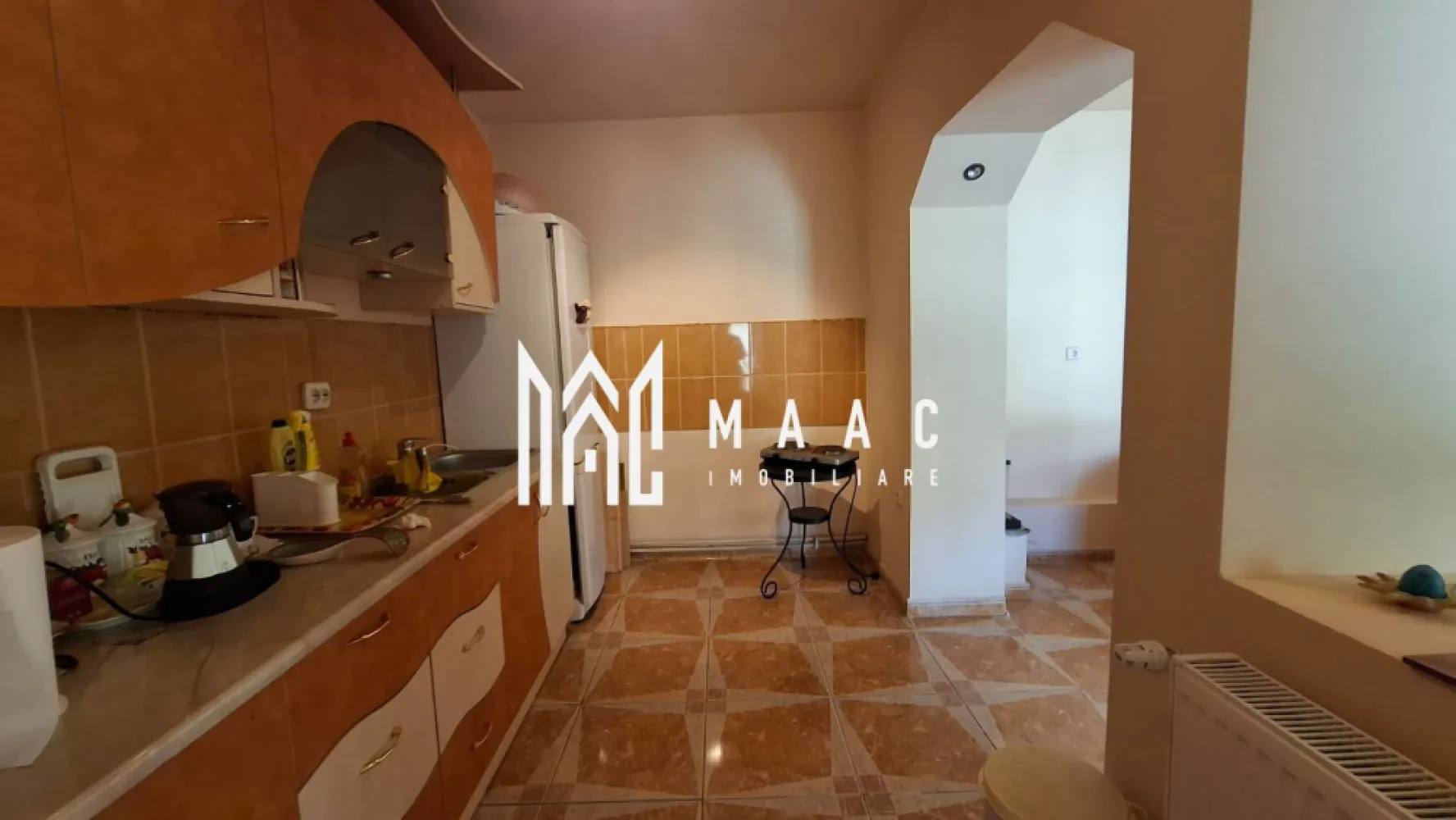 Casa individuala I 5 camere I 413 mp teren I Rasinari - Supunem atentiei dumneavoastra o casa individuala, amplasata intr-o zona superba din Rasinari.

Casa este la strada, curtea permite accesul auto, este pavata si ofera o frumoasa priveliste.

Locuinta este structurata pe 2 niveluri, fiecare avand acces diferit dar existand comunicare intre ele.
Parter: hol de acces, casa scarii, camera de primire, living, dormitor, baie cu dus si geam de aerisire, bucatarie spatioasa cu nisa de gatit si sala de luat masa.
Etaj: hol, camera de primire, doua dormitoare, baie cu vana si geam de aerisire, nisa de gatit, camera de luat masa, terasa generoasa, casa scarii, cu acces la pod (podul este inalt, poate fi folosit pentru depozitare).
In curte, lipita de casa- camera tehnica.

Utilitati: apa, canalizare, curent. Gazul la poarta.

Casa are instalatia pregatita pentru montarea unei centrale pe gaz ( calorifere si tevi de cupru trase) insa racordarea la gaz nu este facuta inca.

Se preda mobilata/ utilata ca in foto.

Proprietatea poate fi folosita si ca rezidenta pentru doua familii (exista 2 cai de acces ce permit, la nevoie, separarea celor doua nivele).
Este libera de sarcini. Poate fi achizitionata si prin credit.

O proprietate ce merita vazuta, cu potential bun-ingrijita, corect pozitionata, constructie solida, curte cu intimitate, acces auto.

Pentru mai multe detalii precizati telefonic ca ati vazut anuntul cu ID:CP2652544