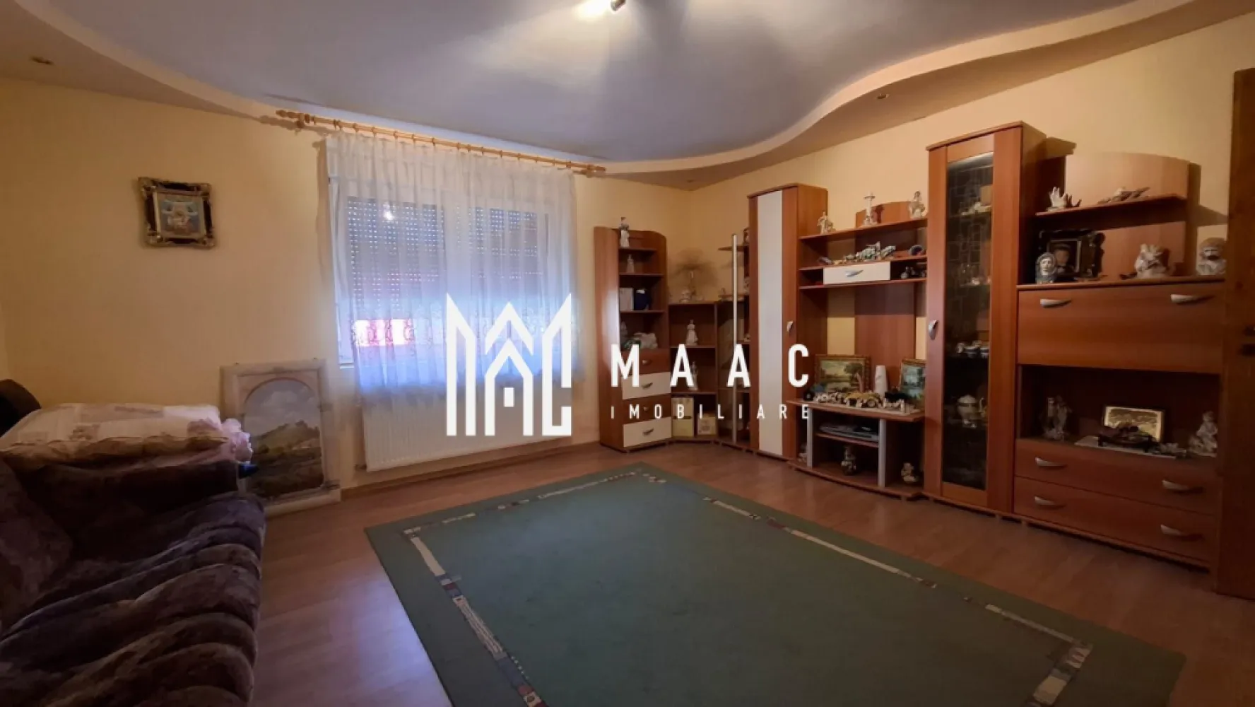 Casa individuala I 5 camere I 413 mp teren I Rasinari - Supunem atentiei dumneavoastra o casa individuala, amplasata intr-o zona superba din Rasinari.

Casa este la strada, curtea permite accesul auto, este pavata si ofera o frumoasa priveliste.

Locuinta este structurata pe 2 niveluri, fiecare avand acces diferit dar existand comunicare intre ele.
Parter: hol de acces, casa scarii, camera de primire, living, dormitor, baie cu dus si geam de aerisire, bucatarie spatioasa cu nisa de gatit si sala de luat masa.
Etaj: hol, camera de primire, doua dormitoare, baie cu vana si geam de aerisire, nisa de gatit, camera de luat masa, terasa generoasa, casa scarii, cu acces la pod (podul este inalt, poate fi folosit pentru depozitare).
In curte, lipita de casa- camera tehnica.

Utilitati: apa, canalizare, curent. Gazul la poarta.

Casa are instalatia pregatita pentru montarea unei centrale pe gaz ( calorifere si tevi de cupru trase) insa racordarea la gaz nu este facuta inca.

Se preda mobilata/ utilata ca in foto.

Proprietatea poate fi folosita si ca rezidenta pentru doua familii (exista 2 cai de acces ce permit, la nevoie, separarea celor doua nivele).
Este libera de sarcini. Poate fi achizitionata si prin credit.

O proprietate ce merita vazuta, cu potential bun-ingrijita, corect pozitionata, constructie solida, curte cu intimitate, acces auto.

Pentru mai multe detalii precizati telefonic ca ati vazut anuntul cu ID:CP2652544