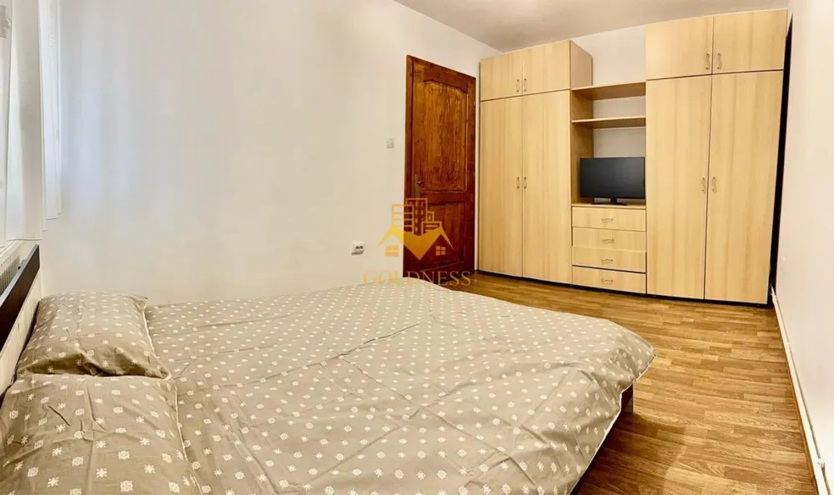 2 Camere, Parcare, Someseni, Traian Vuia, Leroy, Merlin, Cesarom. - GOLDNESS Imobiliare vă propune spre închiriere un apartament cu 2 camere complet mobilat și utilat, la mansarda unui imobil din P+1+m, în Cartierul Someseni
Dispune de loc de parcare!
Se află în apropierea stațiilor de transport în comun, magazine, restaurante, spații verzi, farmacii, etc. 

Apartamentul este compartimentat astfel:
 - dormitor cu pat matrimonial, dressing, noptiere
 - living cu bucatarie open space complet utilată și mobilată, canapea extensibilă, loc de servit masa 
 - baie cu cada, calorifer port prosop și dulap pentru depozitare.

Imobilul este dotat cu toate cele necesare- centrală proprie, frigider, aragaz, hotă, mașină de spălat haine, etc. 

Dacă sunteți interesați de acest apartament și doriți să îl vizionați, dar și pentru alte oferte nu ezitați să ne contactați telefonic sau prin e-mail. Vă stăm la dispoziție!
Pentru intermediere se percepe un comision de 50% din prețul chiriei!