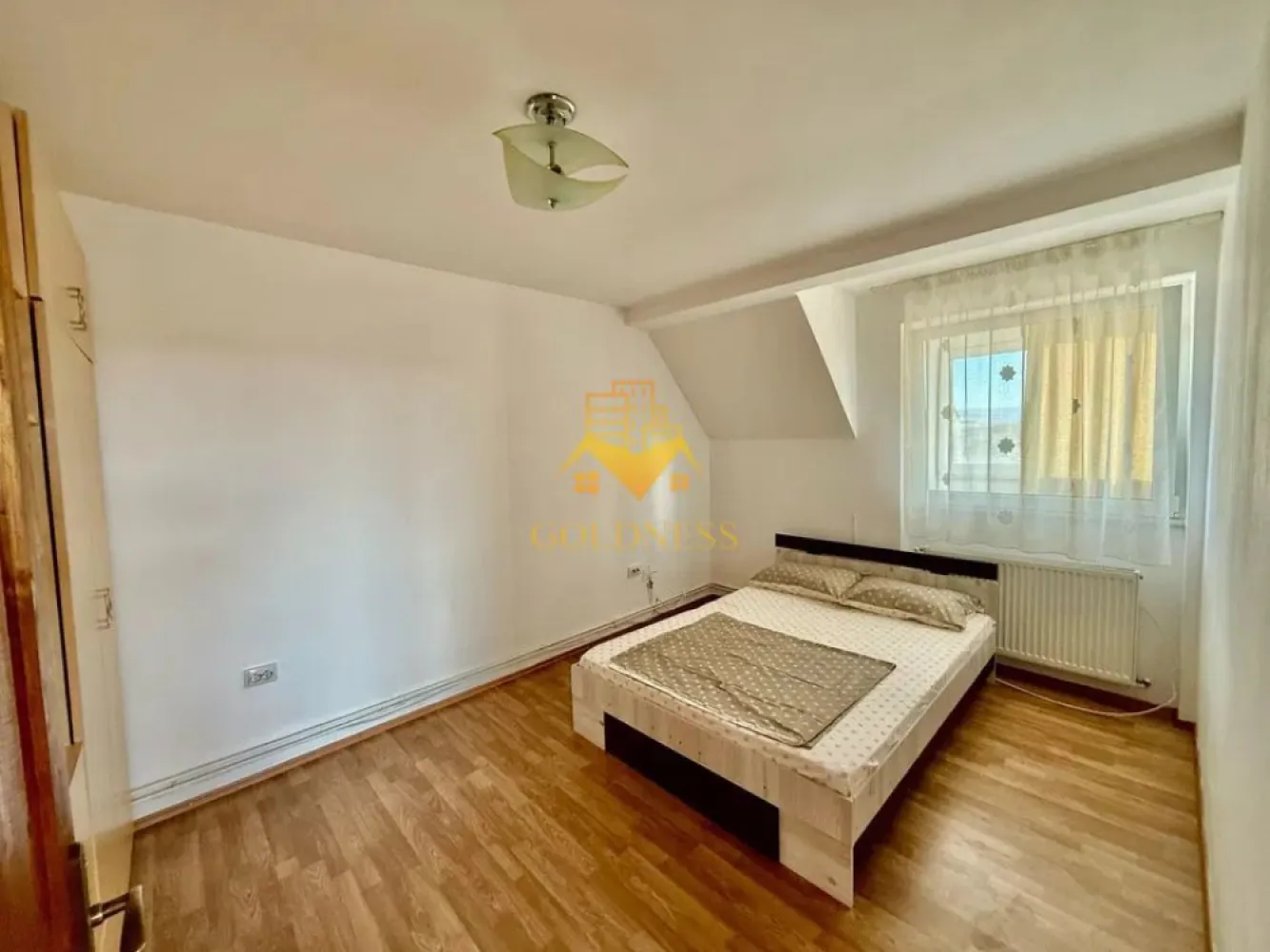 2 Camere, Parcare, Someseni, Traian Vuia, Leroy, Merlin, Cesarom. - GOLDNESS Imobiliare vă propune spre închiriere un apartament cu 2 camere complet mobilat și utilat, la mansarda unui imobil din P+1+m, în Cartierul Someseni
Dispune de loc de parcare!
Se află în apropierea stațiilor de transport în comun, magazine, restaurante, spații verzi, farmacii, etc. 

Apartamentul este compartimentat astfel:
 - dormitor cu pat matrimonial, dressing, noptiere
 - living cu bucatarie open space complet utilată și mobilată, canapea extensibilă, loc de servit masa 
 - baie cu cada, calorifer port prosop și dulap pentru depozitare.

Imobilul este dotat cu toate cele necesare- centrală proprie, frigider, aragaz, hotă, mașină de spălat haine, etc. 

Dacă sunteți interesați de acest apartament și doriți să îl vizionați, dar și pentru alte oferte nu ezitați să ne contactați telefonic sau prin e-mail. Vă stăm la dispoziție!
Pentru intermediere se percepe un comision de 50% din prețul chiriei!