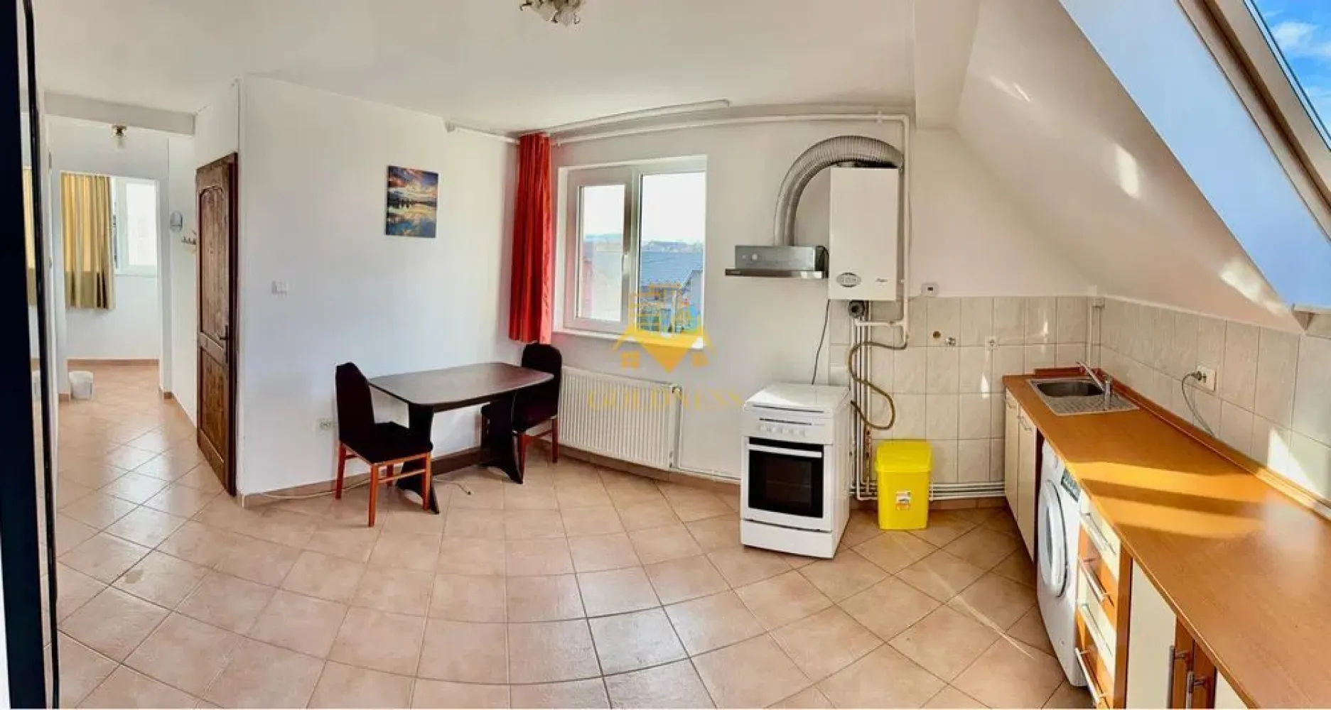 2 Camere, Parcare, Someseni, Traian Vuia, Leroy, Merlin, Cesarom. - GOLDNESS Imobiliare vă propune spre închiriere un apartament cu 2 camere complet mobilat și utilat, la mansarda unui imobil din P+1+m, în Cartierul Someseni
Dispune de loc de parcare!
Se află în apropierea stațiilor de transport în comun, magazine, restaurante, spații verzi, farmacii, etc. 

Apartamentul este compartimentat astfel:
 - dormitor cu pat matrimonial, dressing, noptiere
 - living cu bucatarie open space complet utilată și mobilată, canapea extensibilă, loc de servit masa 
 - baie cu cada, calorifer port prosop și dulap pentru depozitare.

Imobilul este dotat cu toate cele necesare- centrală proprie, frigider, aragaz, hotă, mașină de spălat haine, etc. 

Dacă sunteți interesați de acest apartament și doriți să îl vizionați, dar și pentru alte oferte nu ezitați să ne contactați telefonic sau prin e-mail. Vă stăm la dispoziție!
Pentru intermediere se percepe un comision de 50% din prețul chiriei!