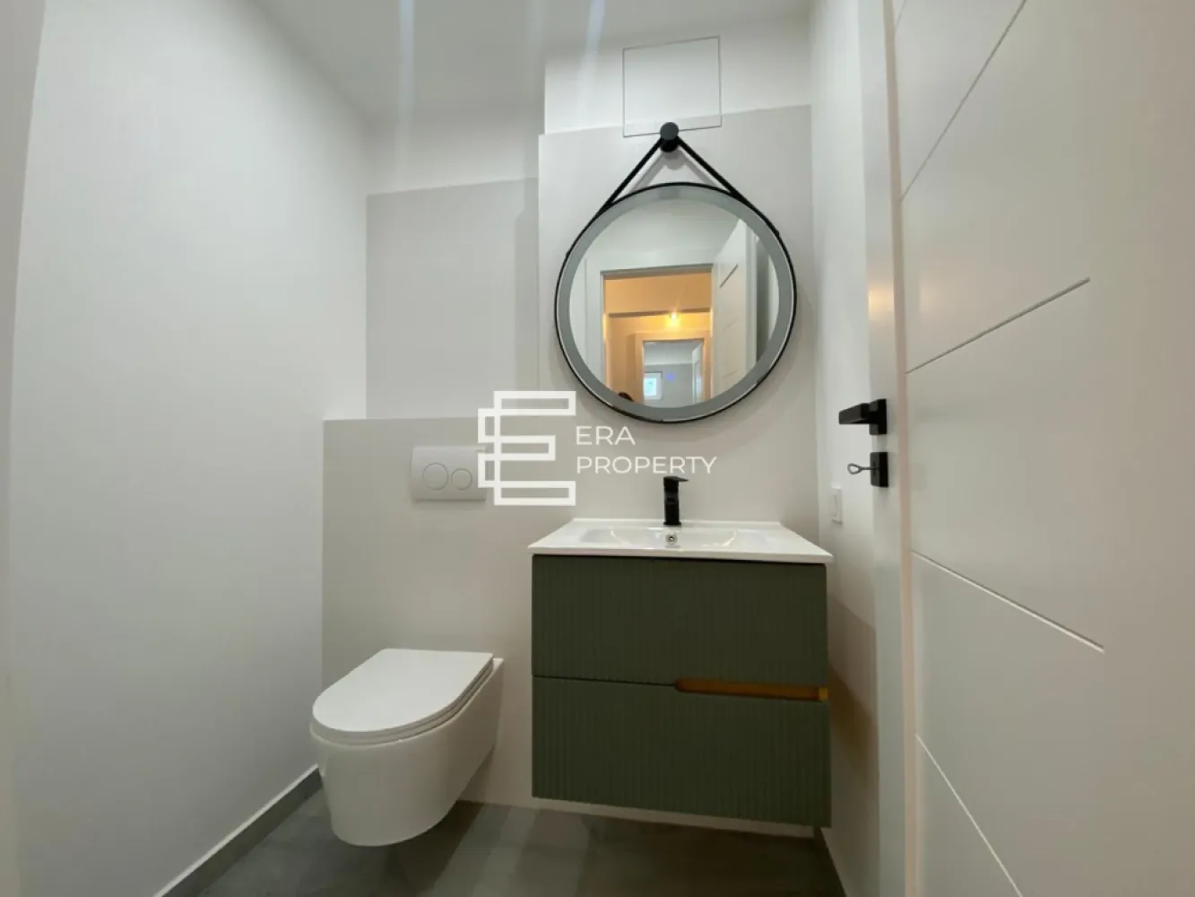 Apartament 3 camere complet renovat, 68.5 mp utili, etaj 1, Sibiu - Apartament 3 camere complet renovat, 68.5 mp utili, etaj 1, pivniță – Sibiu

Vă oferim spre vânzare un apartament elegant, complet renovat de la zero, situat la etajul 1 al unui imobil amplasat într-o zonă apreciată și bine conectată a Sibiului. Cu o suprafață utilă de 68,5 mp, proprietatea reprezintă o alegere excelentă atât pentru locuire, cât și pentru investiție.

Apartamentul a beneficiat de o renovare completă, realizată cu atenție la detalii și materiale de calitate. Există fotografii din fiecare etapă a lucrărilor, oferind transparență totală asupra procesului de renovare.

Renovarea a inclus:
✔ Instalație electrică complet nouă
✔ Instalație sanitară complet nouă
✔ Pereți tencuiți integral
✔ Șapă nouă turnată și nivelată în întreg apartamentul
✔ Geamuri termopan noi pentru confort termic și fonic sporit
✔ Uși interioare premium

Compartimentare:
• Hol
• Living spațios și luminos
• 2 dormitoare
• Bucătărie separată
• 2 băi moderne
• Balcon

Avantaje suplimentare:
• Etaj 1
• Pivniță pentru depozitare
• Zonă liniștită, cu acces rapid către centre comerciale, școli, grădinițe și mijloace de transport

Apartamentul se remarcă prin calitatea renovării, compartimentarea eficientă și posibilitatea de a fi amenajat după propriul gust, fără costuri suplimentare pentru lucrări majore.

💰 Preț: 154.900 € usor negociabil