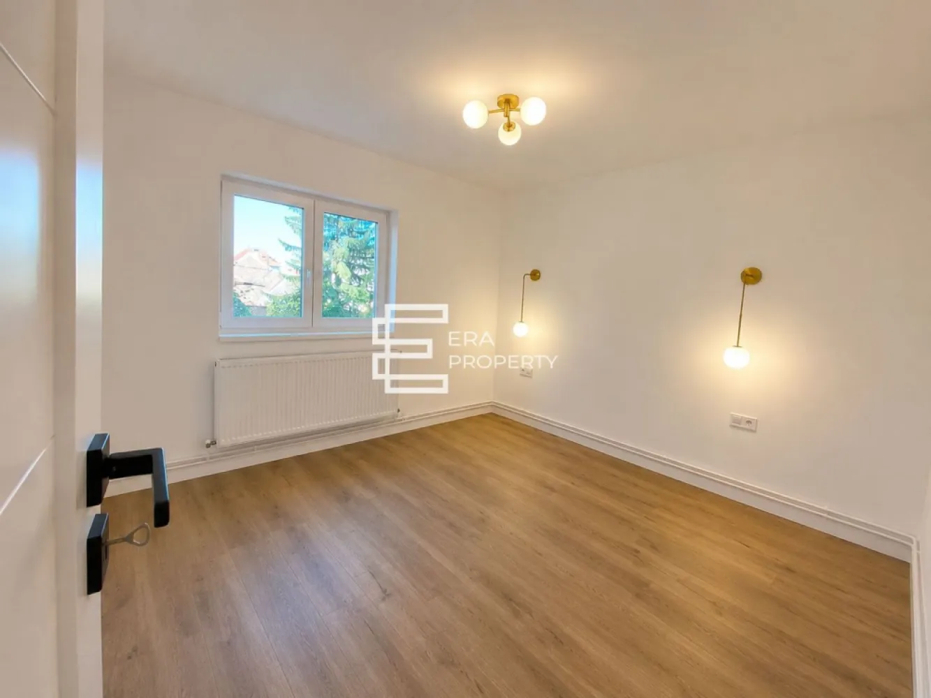 Apartament 3 camere complet renovat, 68.5 mp utili, etaj 1, Sibiu - Apartament 3 camere complet renovat, 68.5 mp utili, etaj 1, pivniță – Sibiu

Vă oferim spre vânzare un apartament elegant, complet renovat de la zero, situat la etajul 1 al unui imobil amplasat într-o zonă apreciată și bine conectată a Sibiului. Cu o suprafață utilă de 68,5 mp, proprietatea reprezintă o alegere excelentă atât pentru locuire, cât și pentru investiție.

Apartamentul a beneficiat de o renovare completă, realizată cu atenție la detalii și materiale de calitate. Există fotografii din fiecare etapă a lucrărilor, oferind transparență totală asupra procesului de renovare.

Renovarea a inclus:
✔ Instalație electrică complet nouă
✔ Instalație sanitară complet nouă
✔ Pereți tencuiți integral
✔ Șapă nouă turnată și nivelată în întreg apartamentul
✔ Geamuri termopan noi pentru confort termic și fonic sporit
✔ Uși interioare premium

Compartimentare:
• Hol
• Living spațios și luminos
• 2 dormitoare
• Bucătărie separată
• 2 băi moderne
• Balcon

Avantaje suplimentare:
• Etaj 1
• Pivniță pentru depozitare
• Zonă liniștită, cu acces rapid către centre comerciale, școli, grădinițe și mijloace de transport

Apartamentul se remarcă prin calitatea renovării, compartimentarea eficientă și posibilitatea de a fi amenajat după propriul gust, fără costuri suplimentare pentru lucrări majore.

💰 Preț: 154.900 € usor negociabil