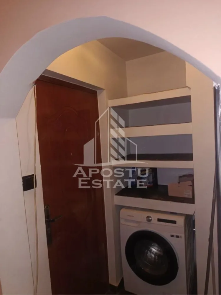 Apartament cu o camera,de inchiriat , Calea Buziașului - Timisoara - Agentia imobiliara APOSTU ESTATE va propune spre inchiriere un apartament cu 2 camere, spatios si luminos, situat in zona Buziașului , o zona linistita si bine pozitionata din Timisoara, potrivit pentru cupluri,familii, sau studenti care isi doresc o locuinta unde sa se simta confortabil si cu acces facil catre scoli, statii de autobuz, supermarketuri , magazine de zona, parcuri.

Suprafata utila: 25 mp
Compartimentare eficienta:
-Hol de acces generos
-Bucatarie complet mobilata si utilata, cu loc de luat masa
-Living luminos si spatios
-Dormitor mobilat si utilat
-Baie 
Confort si facilitati:
-Incalzirea apartamentului: colterm
-Apartamentul este complet mobilat si utilat
-Se accepta animale de companie de catre proprietar

Localizare:
-Timis,Timisoara, zona Buziașului – acces facil spre magazine, supermarketul Lidl, scoli, parcuri si mijloace de transport in comun.

Ideal pentru:
-Familii
-Cupluri
-Studenti

Pret chirie lunara: 300 euro 
Programeaza o vizionare pentru a-ti putea imagina viitorul aici!
ID intern: CP3176437
