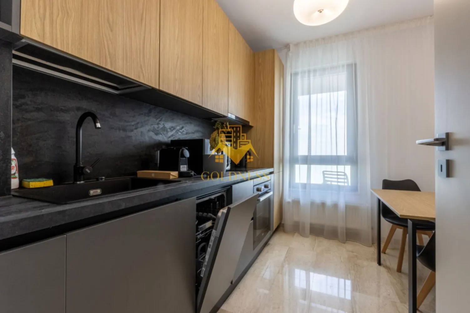 2 camere, modern, bloc nou,Intre Lacuri, zona Iulius mall, Park Lake - GOLDNESS Imobiliare vă propune spre închiriere un apartament cu 2 camere complet mobilat și utilat, la etajul 8 într-un imobil de 10 etaje, în cartierul Gheorgheni. Apartamentul este compartimentat astfel:
 - dormitor cu pat matrimonial, dressing, noptiere, TV
 - living cu bucatarie open-space complet utilată, canapea extensibla, loc de servit masa 
 - baie cu vana, calorifer port prosop inox și dulap pentru depozitare.
 - terasa de 8 mp.

Imobilul este dotat cu toate cele necesare- centrală proprie, mașină de spălat haine, masina de spalat vase,frigider, plită electrică, hotă, TV, etc. 
Se află în apropierea stațiilor de transport în comun, magazine, restaurante, spații verzi, farmacii, etc. 
Dispune de loc de parcare!

Dacă sunteți interesați de acest apartament și doriți să îl vizionați, dar și pentru alte oferte sau detalii nu ezitați să ne contactați telefonic sau prin e-mail - goldnessimobiliare@gmail.com. Vă stăm la dispoziție!