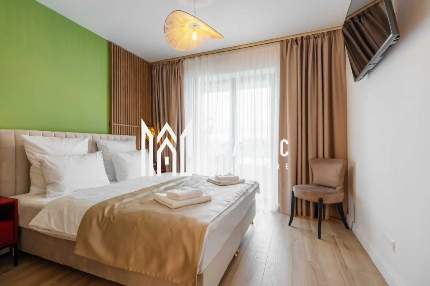 Apartament 2 camere | Gradina | Modern | Nou | The Lake Home - MAAC Imobiliare ofera spre inchiriere apartament de 2 camere elegant, complet mobilat si utilat, in zona Lacul lui Binder - Tiglari, in ansamblul rezidential The Lake Home. Apartamentul este situat la parter, cu o gradina de 18 mp. Apartamentul este compus din living cu bucatarie open space, un dormitor si o baie. Amplasamentul imobilului este unul avantajos, aflandu-se intr-o zona linistita, la 10 minute de mers pe jos de Lacul lui Binder. Finisaje si mobilier de calitate buna, ambient placut. Se percepe o chirie in avans si garantie in cuantumul unei chirii lunare. Disponibilitate imediata. Se ofera contracost posibilitatea de curatenie 1 data pe saptamana cu lenjerie schimbata inclusa. Posibilitate de decontare cu factura pentru persoane juridice. Pentru mai multe detalii, va rugam specificati telefonic: CP2899591 }}