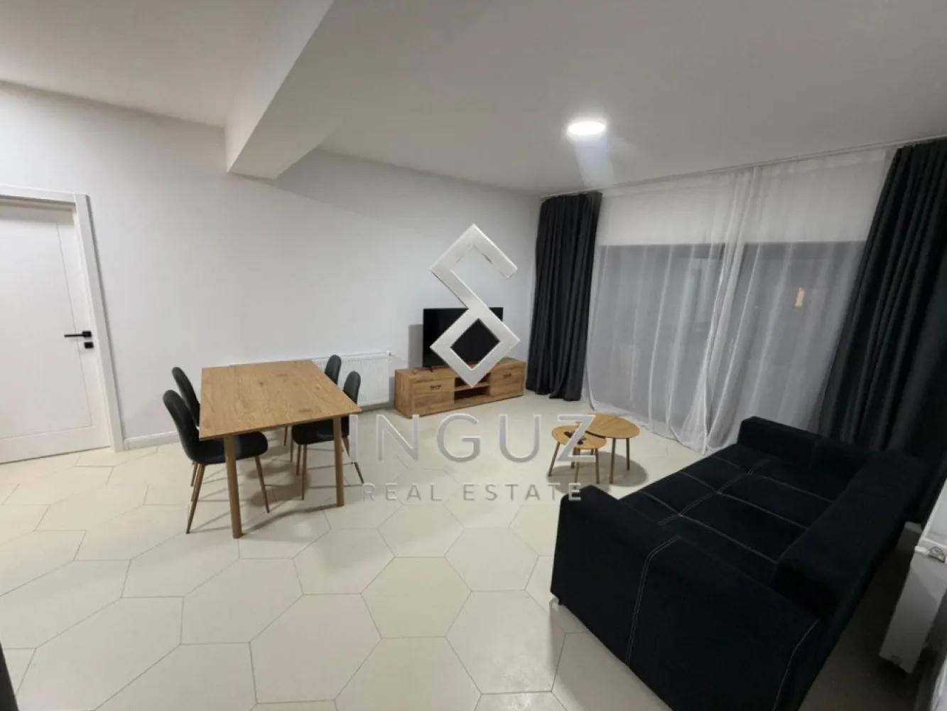 DE ÎNCHIRIAT – VILĂ MODERNĂ 4 CAMERE – TUNARI, ILFOV - DE ÎNCHIRIAT – VILĂ MODERNĂ 4 CAMERE – TUNARI, ILFOV

Preț: 1.100 €/lună
Comision agenție: 50% + TVA

Inguz Real Estate vă propune spre închiriere o vilă modernă, finalizată în 2024, situată într-un complex rezidențial privat din Tunari, cu acces securizat și poziționare excelentă față de nordul Bucureștiului.

DETALII PROPRIETATE:
• Suprafață utilă: 100 mp
• Suprafață teren: 200 mp
• 4 camere
• 3 băi
• Regim de înălțime: P+1
• An construcție: 2024
• Complet mobilată și utilată
• Disponibilă imediat

DOTĂRI:
• Bucătărie complet echipată
• Mașină de spălat vase
• Mașină de spălat rufe
• Centrală termică proprie
• Aer condiționat
• Pod pentru depozitare
• 2 terase
• Curte proprie

Unul dintre dormitoare este nemobilat, oferind flexibilitate pentru amenajarea unui birou, cameră pentru copil, dressing sau spațiu de lucru.

LOCATIE:
• Acces rapid către Centura București și Autostrada A0
• Aproximativ 15 minute până la Băneasa Shopping City
• Zonă liniștită, cu acces facil către Pipera și zona de business din nordul Capitalei

FACILITĂȚI ÎN APROPIERE:
• Lidl
• Penny
• Mega Image
• Piață
• Restaurante și cafenele
• Spălătorie auto

Proprietatea este ideală atât pentru rezidență, cât și pentru sediu administrativ, birouri sau activități de firmă cu trafic redus.

Pentru informații suplimentare și programarea unei vizionări:

Inguz Real Estate
📱 +40 774 017 567
📱 +40 724 922 092
✉️ info.inguzrealestate.com
