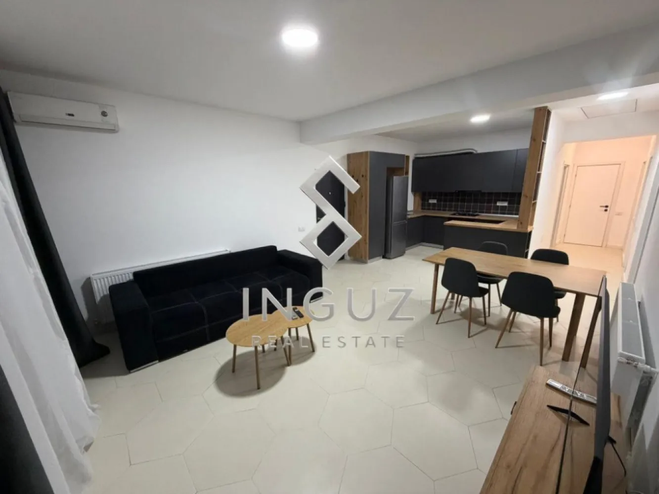 DE ÎNCHIRIAT – VILĂ MODERNĂ 4 CAMERE – TUNARI, ILFOV - DE ÎNCHIRIAT – VILĂ MODERNĂ 4 CAMERE – TUNARI, ILFOV

Preț: 1.100 €/lună
Comision agenție: 50% + TVA

Inguz Real Estate vă propune spre închiriere o vilă modernă, finalizată în 2024, situată într-un complex rezidențial privat din Tunari, cu acces securizat și poziționare excelentă față de nordul Bucureștiului.

DETALII PROPRIETATE:
• Suprafață utilă: 100 mp
• Suprafață teren: 200 mp
• 4 camere
• 3 băi
• Regim de înălțime: P+1
• An construcție: 2024
• Complet mobilată și utilată
• Disponibilă imediat

DOTĂRI:
• Bucătărie complet echipată
• Mașină de spălat vase
• Mașină de spălat rufe
• Centrală termică proprie
• Aer condiționat
• Pod pentru depozitare
• 2 terase
• Curte proprie

Unul dintre dormitoare este nemobilat, oferind flexibilitate pentru amenajarea unui birou, cameră pentru copil, dressing sau spațiu de lucru.

LOCATIE:
• Acces rapid către Centura București și Autostrada A0
• Aproximativ 15 minute până la Băneasa Shopping City
• Zonă liniștită, cu acces facil către Pipera și zona de business din nordul Capitalei

FACILITĂȚI ÎN APROPIERE:
• Lidl
• Penny
• Mega Image
• Piață
• Restaurante și cafenele
• Spălătorie auto

Proprietatea este ideală atât pentru rezidență, cât și pentru sediu administrativ, birouri sau activități de firmă cu trafic redus.

Pentru informații suplimentare și programarea unei vizionări:

Inguz Real Estate
📱 +40 774 017 567
📱 +40 724 922 092
✉️ info.inguzrealestate.com