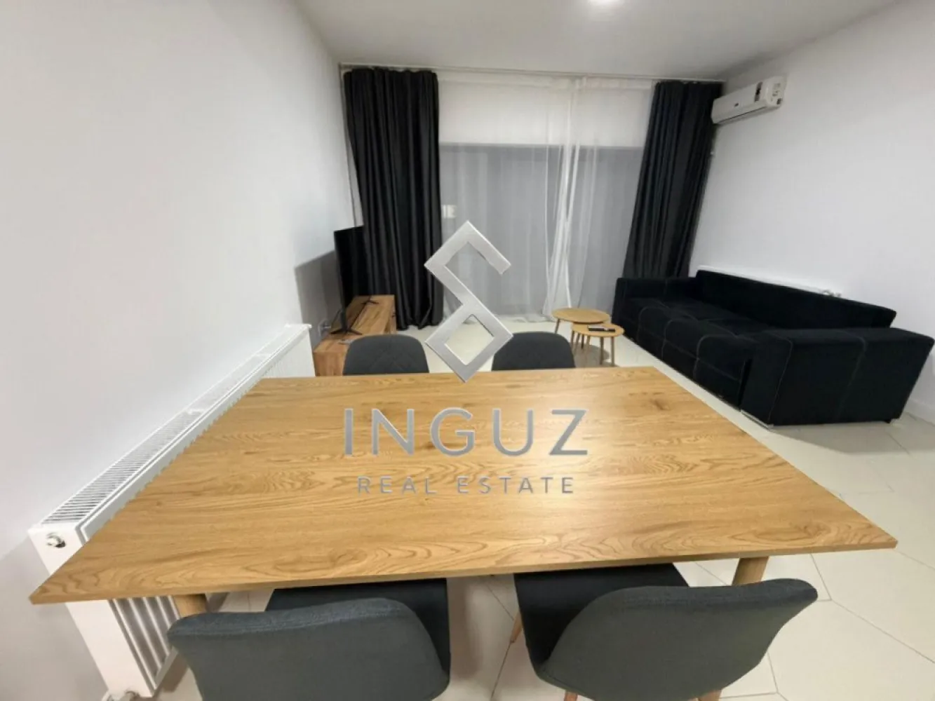 DE ÎNCHIRIAT – VILĂ MODERNĂ 4 CAMERE – TUNARI, ILFOV - DE ÎNCHIRIAT – VILĂ MODERNĂ 4 CAMERE – TUNARI, ILFOV

Preț: 1.100 €/lună
Comision agenție: 50% + TVA

Inguz Real Estate vă propune spre închiriere o vilă modernă, finalizată în 2024, situată într-un complex rezidențial privat din Tunari, cu acces securizat și poziționare excelentă față de nordul Bucureștiului.

DETALII PROPRIETATE:
• Suprafață utilă: 100 mp
• Suprafață teren: 200 mp
• 4 camere
• 3 băi
• Regim de înălțime: P+1
• An construcție: 2024
• Complet mobilată și utilată
• Disponibilă imediat

DOTĂRI:
• Bucătărie complet echipată
• Mașină de spălat vase
• Mașină de spălat rufe
• Centrală termică proprie
• Aer condiționat
• Pod pentru depozitare
• 2 terase
• Curte proprie

Unul dintre dormitoare este nemobilat, oferind flexibilitate pentru amenajarea unui birou, cameră pentru copil, dressing sau spațiu de lucru.

LOCATIE:
• Acces rapid către Centura București și Autostrada A0
• Aproximativ 15 minute până la Băneasa Shopping City
• Zonă liniștită, cu acces facil către Pipera și zona de business din nordul Capitalei

FACILITĂȚI ÎN APROPIERE:
• Lidl
• Penny
• Mega Image
• Piață
• Restaurante și cafenele
• Spălătorie auto

Proprietatea este ideală atât pentru rezidență, cât și pentru sediu administrativ, birouri sau activități de firmă cu trafic redus.

Pentru informații suplimentare și programarea unei vizionări:

Inguz Real Estate
📱 +40 774 017 567
📱 +40 724 922 092
✉️ info.inguzrealestate.com