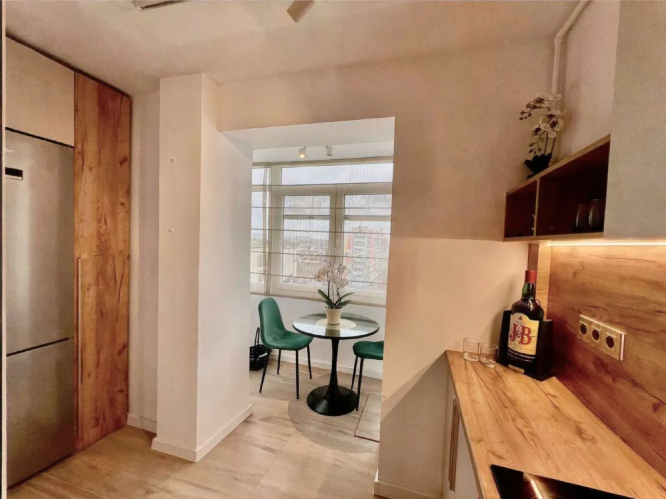 2 Camere Premium | Piața Unirii - Fântâni | Prima Închiriere - Disponibil pentru prima închiriere, acest apartament de 2 camere, recent renovat, mobilat și utilat complet, este situat pe Bd. Dimitrie Cantemir, într-o zonă excelentă, la doar câteva minute de mers pe jos de Piața Unirii, Centrul Vechi, Parcul Carol și stațiile de metrou Unirii și Tineretului.

Cu o suprafață de 57 mp, locuința impresionează prin designul modern, finisajele de calitate și atenția la detalii. Apartamentul este complet mobilat și echipat, fiind pregătit pentru mutare imediată.

Dotări și beneficii:
✔ Prima închiriere
✔ Recent renovat
✔ Complet mobilat și utilat
✔ TV în living
✔ TV în dormitor
✔ Aer condiționat în living
✔ Aer condiționat în dormitor
✔ Mașină de spălat rufe
✔ Uscător de rufe
✔ Bucătărie complet echipată
✔ Spații generoase de depozitare
✔ Balcon închis

Un avantaj important îl reprezintă poziționarea blocului în spatele arterei principale, ceea ce oferă liniște, fără zgomotul și poluarea fonică specifice bulevardului.

De asemenea, interiorul blocului a fost recent renovat, iar costurile de întreținere sunt reduse.

Localizare:

5 minute de metrou Unirii
7 minute de metrou Tineretului
Aproape de Centrul Vechi
La câteva minute de Parcul Carol
Restaurante, cafenele, supermarketuri și multiple puncte de interes în imediata apropiere

Condiții de închiriere:

Ideal pentru persoană singură sau cuplu
Nu se acceptă animale de companie
Contract minim 12 luni
Comision agentie 50%