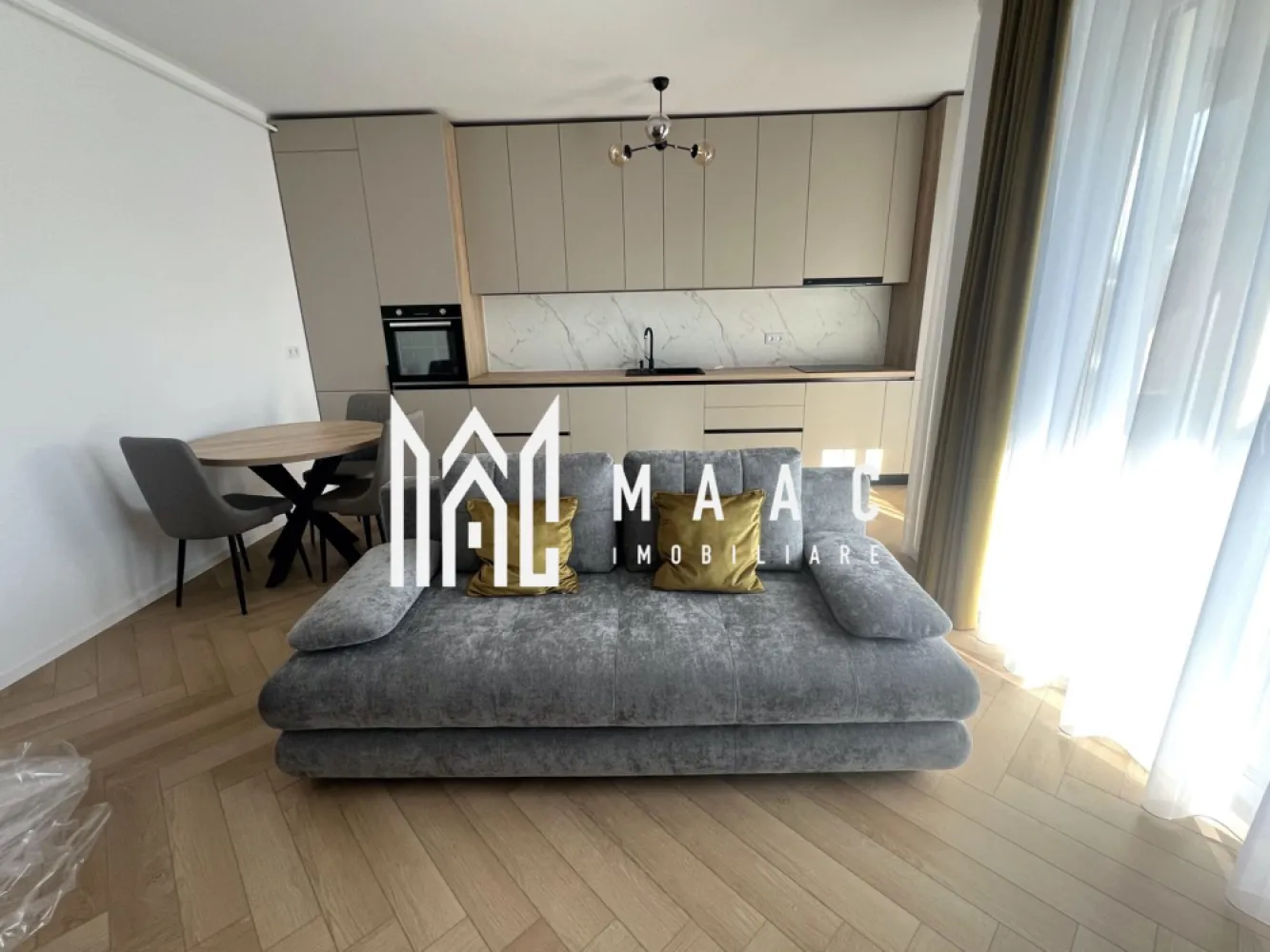Apartament 2 Camere | Loc de parcare | Central - MAAC Imobiliare vă propune spre vânzare un apartament modern cu 2 camere, situat central, într-un bloc nou, într-o zonă extrem de căutată a Sibiului, în imediata apropiere a noului mall și la doar 5 minute de mers pe jos de Facultatea de Medicină. Proprietatea este ideală atât pentru locuire personală, cât și pentru investiție, datorită poziției excelente și nivelului ridicat de finisare. Apartamentul are o suprafață utilă de 52 mp și este amplasat la parter înalt, beneficiind de o terasă proprie, perfectă pentru momentele de relaxare. Compartimentarea este eficientă și practică, oferind un spațiu aerisit și confortabil. Locuința este finisată cu ajutorul unui designer, se predă complet mobilată și utilată, cu mobilier nou și electrocasnice noi, totul fiind pregătit pentru mutare imediată. Confortul termic este asigurat prin sistem de încălzire în pardoseală, iar siguranța prin videointerfon. În preț este inclus și un loc de parcare privat, un avantaj important în zona centrală. Imobilul se află într-un bloc nou, cu acces rapid către centre comerciale, instituții de învățământ, mijloace de transport și toate facilitățile urbane. Pentru mai multe detalii și programarea unei vizionări, vă rugăm să ne contactați menționând ID: CP2898851 }}