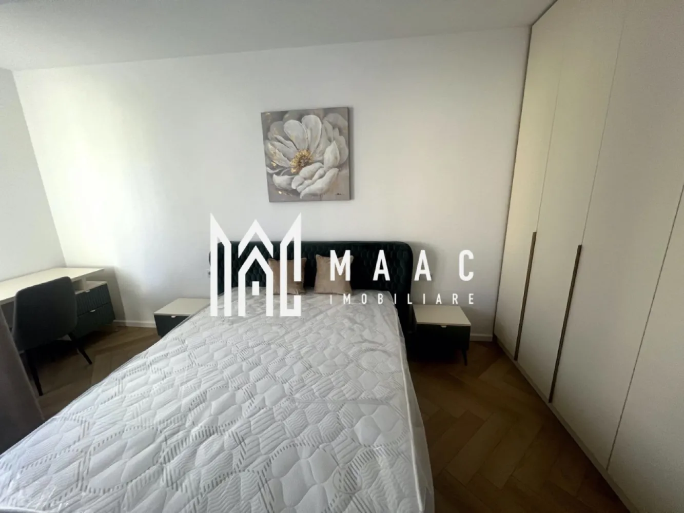 Apartament 2 Camere | Loc de parcare | Central - MAAC Imobiliare vă propune spre vânzare un apartament modern cu 2 camere, situat central, într-un bloc nou, într-o zonă extrem de căutată a Sibiului, în imediata apropiere a noului mall și la doar 5 minute de mers pe jos de Facultatea de Medicină. Proprietatea este ideală atât pentru locuire personală, cât și pentru investiție, datorită poziției excelente și nivelului ridicat de finisare. Apartamentul are o suprafață utilă de 52 mp și este amplasat la parter înalt, beneficiind de o terasă proprie, perfectă pentru momentele de relaxare. Compartimentarea este eficientă și practică, oferind un spațiu aerisit și confortabil. Locuința este finisată cu ajutorul unui designer, se predă complet mobilată și utilată, cu mobilier nou și electrocasnice noi, totul fiind pregătit pentru mutare imediată. Confortul termic este asigurat prin sistem de încălzire în pardoseală, iar siguranța prin videointerfon. În preț este inclus și un loc de parcare privat, un avantaj important în zona centrală. Imobilul se află într-un bloc nou, cu acces rapid către centre comerciale, instituții de învățământ, mijloace de transport și toate facilitățile urbane. Pentru mai multe detalii și programarea unei vizionări, vă rugăm să ne contactați menționând ID: CP2898851 }}