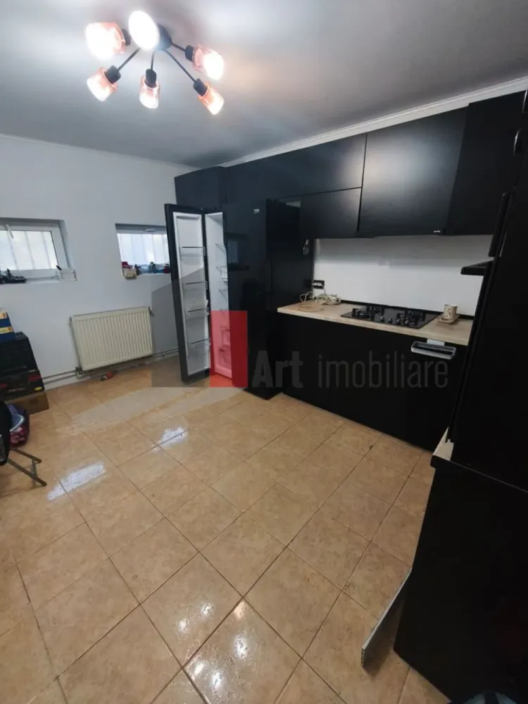 Casa Vanzare Giulesti 4 camere - Casă de vânzare – elegantă, confortabilă şi imediat mutabilă fara curte.

O oportunitate rară pentru cei ce caută nu doar un simplu loc de locuit, ci o casă în care să pășești şi să te simți „acasă” din prima zi:

 Caracteristici principale

Construcție din 2010, solidă și bine întreținută

Amprentă la sol: 75 mp, suprafață totală: 150 mp (excluzând curtea) 
Fără curte

 Compartimentare inteligentă

Parter: bucătărie luminoasă, hol primitor, baie modernă, living aerisit + dormitor

Etajul 1: living de zi, baie, dormitor mare + dressing generos

Etajul 2: spațiu open-air – terasă + pod extins, ideal pentru relaxare sau hobby

 Extra-dotări & avantaje

Centrală termică proprie – încălzire eficientă și costuri controlabile

Toate utilitățile sunt conectate și funcționale

Se vinde parțial mobilată, exact cum se vede în fotografii – pentru cei care vor să se mute fără griji suplimentare

Actele proprietății sunt la zi – tranzacție rapidă, legală și sigură

 Cine se potriveşte acestei case?

Perfectă pentru familie, cu stil, care îşi doreşte spaţiu, lumină naturală şi funcţionalitate. Ideală dacă vrei să te muți fără complicații, cu tot ce îți trebuie pregătit deja.

Pentru detalii despre preț, vizionare sau fotografii adiționale, te rog să mă contactezi.
 Gata de vânzare – gata să devină “acasă” pentru tine.