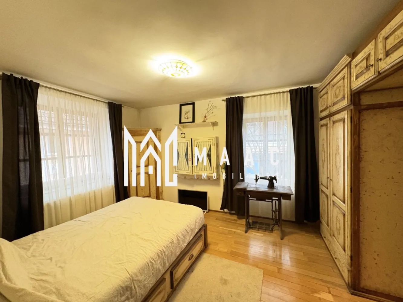 Casă 7 camere I 370 mp teren I Garaj I Cisnadioara - Casă spațioasă, două corpuri, situată în centrul localității Cisnădioara, județul Sibiu, ideală pentru rezidenta, investiție sau activități creative. Locuinta, primul imobil, cuprinde: living (aproximativ 50 mp), dormitor cu baie proprie, alte 3 dormitoare-neamenajate, 3 băi, bucătărie, loc de luat masa, pivnita. Ambientul e imbogatit cu mobilier pictat, unic, facut special pentru aceasta casa; spatiile sunt generoase, luminoase. Corpul secund-atelier de creatie, spatiu de relaxare/petreceri, depozit. Garaj. Proprietatea, oferind flexibilitate excelentă pentru familie extinsă, hobby-uri, atelier, depozitare sau evenimente private,curte ! Pentru mai multe detalii precizați ca ați văzut anunțul cu ID CP2897174 }}