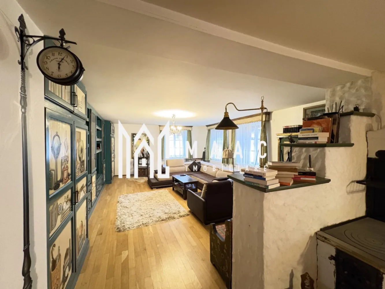 Casă 7 camere I 370 mp teren I Garaj I Cisnadioara - Casă spațioasă, două corpuri, situată în centrul localității Cisnădioara, județul Sibiu, ideală pentru rezidenta, investiție sau activități creative. Locuinta, primul imobil, cuprinde: living (aproximativ 50 mp), dormitor cu baie proprie, alte 3 dormitoare-neamenajate, 3 băi, bucătărie, loc de luat masa, pivnita. Ambientul e imbogatit cu mobilier pictat, unic, facut special pentru aceasta casa; spatiile sunt generoase, luminoase. Corpul secund-atelier de creatie, spatiu de relaxare/petreceri, depozit. Garaj. Proprietatea, oferind flexibilitate excelentă pentru familie extinsă, hobby-uri, atelier, depozitare sau evenimente private,curte ! Pentru mai multe detalii precizați ca ați văzut anunțul cu ID CP2897174 }}