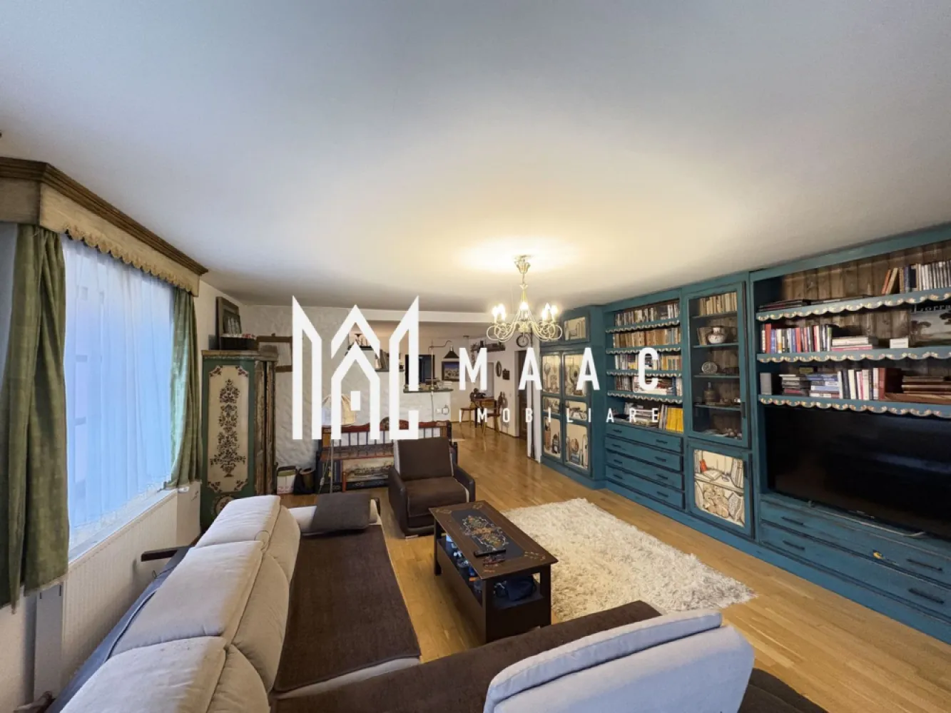 Casă 7 camere I 370 mp teren I Garaj I Cisnadioara - Casă spațioasă, două corpuri, situată în centrul localității Cisnădioara, județul Sibiu, ideală pentru rezidenta, investiție sau activități creative. Locuinta, primul imobil, cuprinde: living (aproximativ 50 mp), dormitor cu baie proprie, alte 3 dormitoare-neamenajate, 3 băi, bucătărie, loc de luat masa, pivnita. Ambientul e imbogatit cu mobilier pictat, unic, facut special pentru aceasta casa; spatiile sunt generoase, luminoase. Corpul secund-atelier de creatie, spatiu de relaxare/petreceri, depozit. Garaj. Proprietatea, oferind flexibilitate excelentă pentru familie extinsă, hobby-uri, atelier, depozitare sau evenimente private,curte ! Pentru mai multe detalii precizați ca ați văzut anunțul cu ID CP2897174 }}