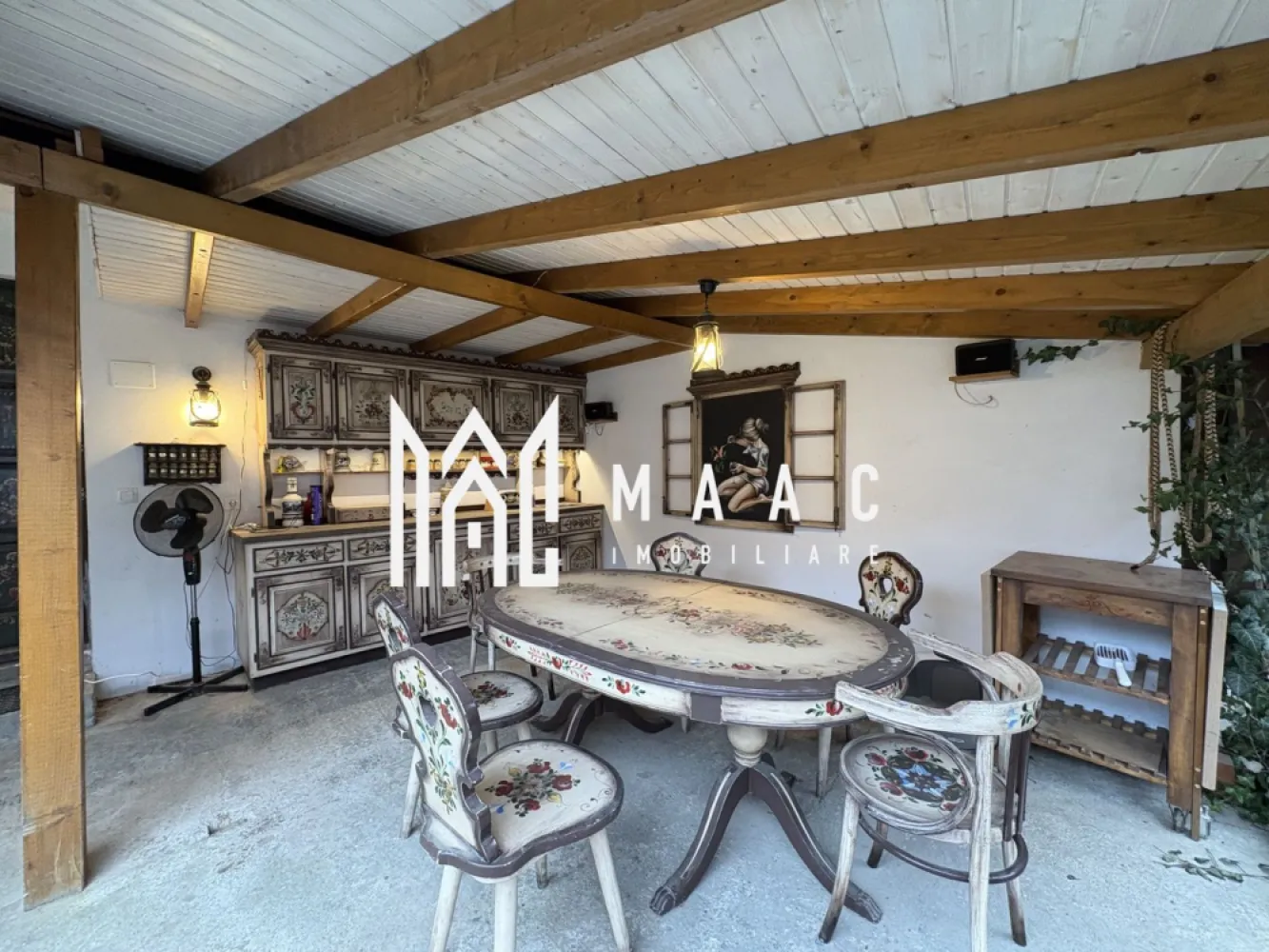 Casă 7 camere I 370 mp teren I Garaj I Cisnadioara - Casă spațioasă, două corpuri, situată în centrul localității Cisnădioara, județul Sibiu, ideală pentru rezidenta, investiție sau activități creative. Locuinta, primul imobil, cuprinde: living (aproximativ 50 mp), dormitor cu baie proprie, alte 3 dormitoare-neamenajate, 3 băi, bucătărie, loc de luat masa, pivnita. Ambientul e imbogatit cu mobilier pictat, unic, facut special pentru aceasta casa; spatiile sunt generoase, luminoase. Corpul secund-atelier de creatie, spatiu de relaxare/petreceri, depozit. Garaj. Proprietatea, oferind flexibilitate excelentă pentru familie extinsă, hobby-uri, atelier, depozitare sau evenimente private,curte ! Pentru mai multe detalii precizați ca ați văzut anunțul cu ID CP2897174 }}