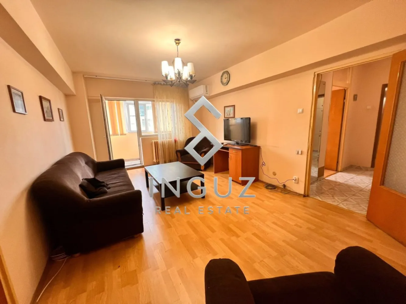 DE ÎNCHIRIAT | APARTAMENT 3 CAMERE | CALEA MOȘILOR – EMINESCU - DE ÎNCHIRIAT | APARTAMENT 3 CAMERE | CALEA MOȘILOR – EMINESCU

Apartament cu 3 camere situat într-una dintre cele mai centrale și bine conectate zone ale Bucureștiului – Calea Moșilor, zona Eminescu.

Proprietate amplasată într-un imobil construit în 1982, bine întreținut, liniștit, izolat termic și recent renovat.

CARACTERISTICI PRINCIPALE
3 camere, compartimentare semidecomandată
Suprafață utilă: 70 mp
Etaj 8/8 (ultimul etaj – fără vecini deasupra)
2 băi
Balcon generos, cu spațiu suplimentar tip nișă
Spații de depozitare: cămară + dressing

DOTĂRI ȘI ECHIPARE
Complet mobilat, gata de locuire imediată
Bucătărie complet utilată
Electrocasnice: frigider, aragaz, hotă, cuptor cu microunde
Mașină de spălat rufe
2 aparate de aer condiționat
TV LCD
Internet și televiziune prin cablu
Videointerfon
Repartitoare de căldură
Ușă metalică de siguranță
Ferestre termopan
Balcon închis

AVANTAJE ȘI LOCALIZARE
Imobil liniștit și bine administrat
Bloc izolat termic
Acces rapid la metrou (aprox. 5 minute)
În proximitatea Pieței Obor
Aproape de Veranda Mall, parcuri și supermarketuri
Infrastructură completă: școli, grădinițe, restaurante, bănci
Conectivitate excelentă la transportul public

PUNCTE DE ATRACȚIE
Locație centrală premium
Etaj superior – liniște și intimitate
Compartimentare eficientă și spațioasă
Apartament complet echipat – disponibil imediat
Ideal pentru rezidență pe termen lung
Se acceptă exclusiv chiriași serioși