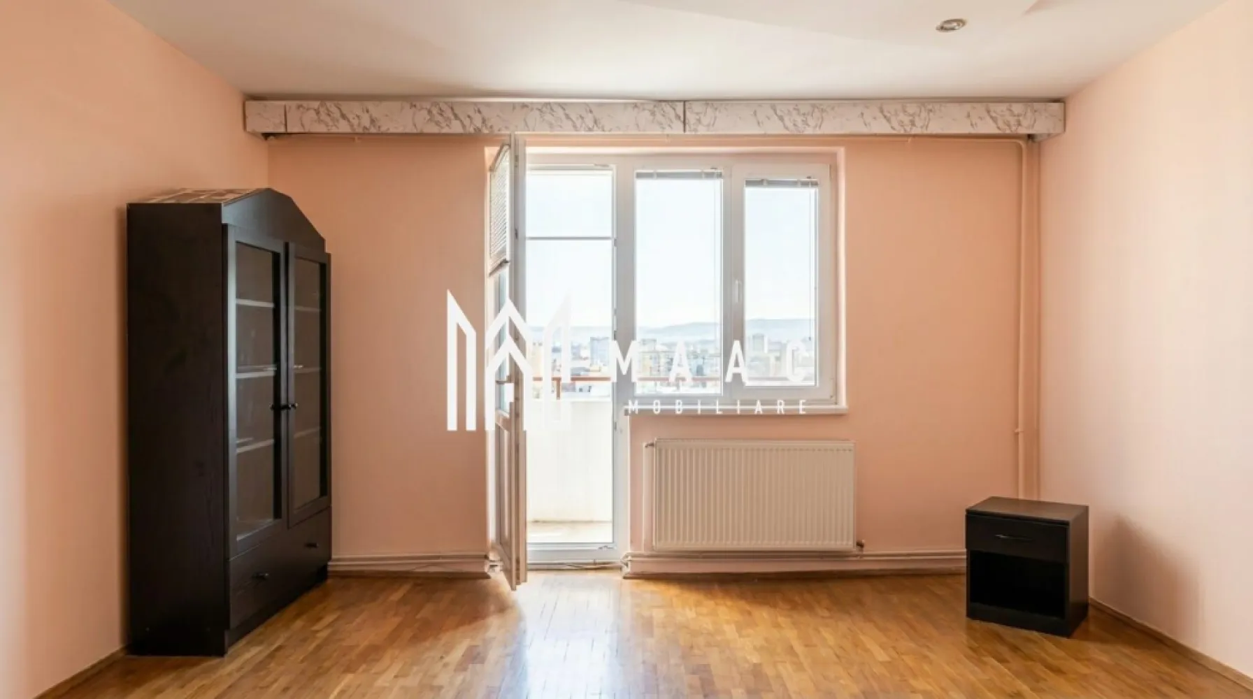 Apartament | 2 camere | 37 MPU | 1 Balcon | Cedonia -Mediu - MAAC Imobiliare vă propune spre vânzare un apartament cu 2 camere situat într-o zonă foarte căutată și bine cotată din Sibiu, respectiv zona Mirăslău. Locația oferă acces rapid către principalele puncte de interes ale orașului, fiind ideală atât pentru locuit, cât și pentru investiție imobiliară în vederea închirierii.

Apartamentul are o suprafață utilă de 37 mp și este compartimentat nedecomandat, fiind amplasat la etajul 4 al unui imobil cu 4 niveluri. Proprietatea reprezintă o oportunitate excelentă pentru persoanele care doresc să își personalizeze locuința după propriile preferințe, deoarece necesită câteva îmbunătățiri și permite amenajarea spațiului conform propriului stil și standard de confort.

Compartimentarea apartamentului este realizată astfel:
-1 dormitor
-1 living
-1 baie cu cadă
-1 bucătărie cu cămară
-balcon generos de 5 mp

Printre avantajele proprietății se regăsesc:
-zona Mirăslău, Sibiu, apreciată pentru accesibilitate și infrastructură
-geamuri termopan
-compartimentare practică
-locație liniștită cu acces facil către transport, magazine și servicii
-potențial excelent pentru investiție imobiliară
-ideal pentru prima locuință
-aproape de spații verzi și zone comerciale

Datorită amplasării într-o zonă bine dezvoltată și a accesului facil către punctele de interes din Sibiu, acest apartament cu 2 camere reprezintă o alegere potrivită atât pentru locuire, cât și pentru investiție pe termen lung. Proprietatea oferă posibilitatea amenajării și modernizării după propriul gust, fiind o opțiune atractivă pe piața imobiliară actuală.

Pentru mai multe detalii sau pentru programarea unei vizionări, vă rugăm să ne contactați și să specificați CP3048106.