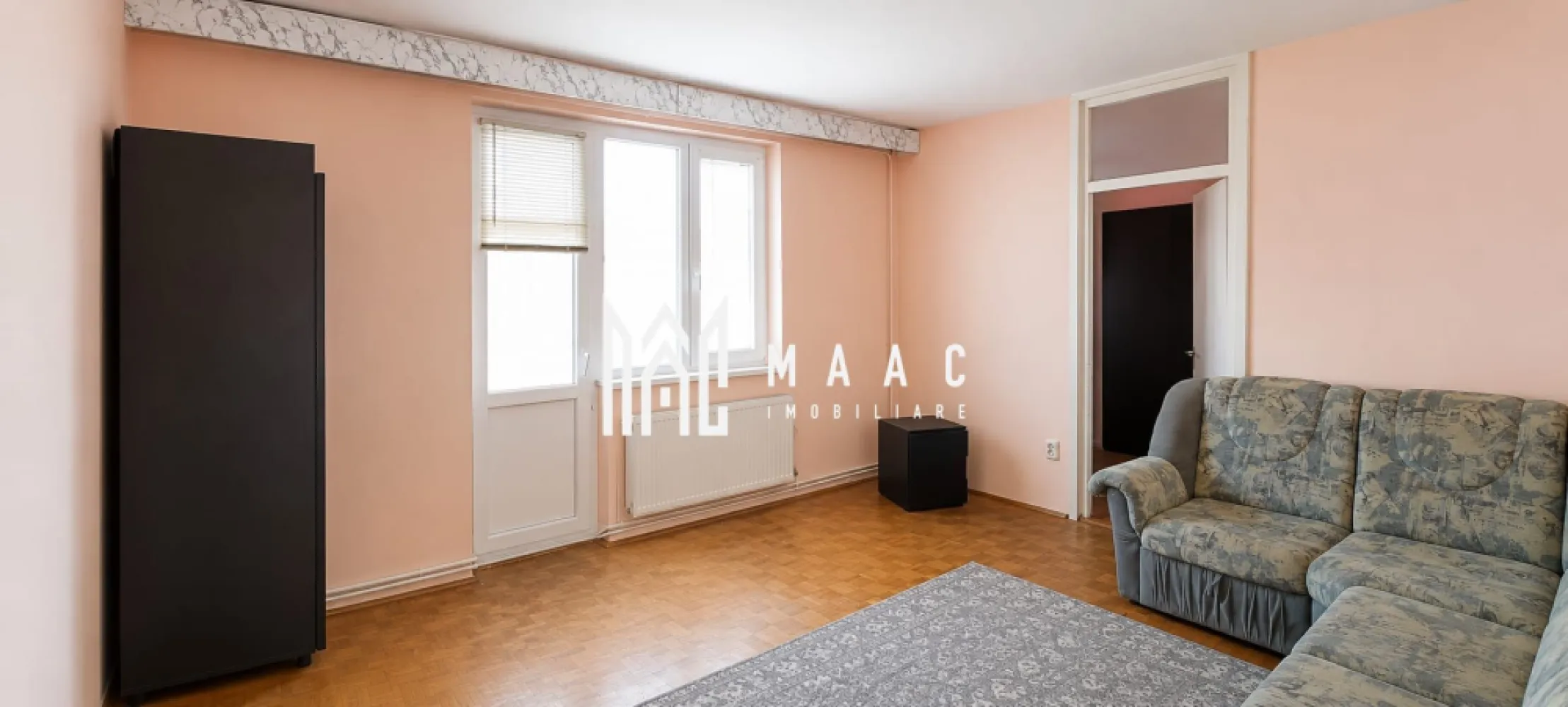 Apartament | 2 camere | 37 MPU | 1 Balcon | Cedonia -Mediu - MAAC Imobiliare vă propune spre vânzare un apartament cu 2 camere situat într-o zonă foarte căutată și bine cotată din Sibiu, respectiv zona Mirăslău. Locația oferă acces rapid către principalele puncte de interes ale orașului, fiind ideală atât pentru locuit, cât și pentru investiție imobiliară în vederea închirierii.

Apartamentul are o suprafață utilă de 37 mp și este compartimentat nedecomandat, fiind amplasat la etajul 4 al unui imobil cu 4 niveluri. Proprietatea reprezintă o oportunitate excelentă pentru persoanele care doresc să își personalizeze locuința după propriile preferințe, deoarece necesită câteva îmbunătățiri și permite amenajarea spațiului conform propriului stil și standard de confort.

Compartimentarea apartamentului este realizată astfel:
-1 dormitor
-1 living
-1 baie cu cadă
-1 bucătărie cu cămară
-balcon generos de 5 mp

Printre avantajele proprietății se regăsesc:
-zona Mirăslău, Sibiu, apreciată pentru accesibilitate și infrastructură
-geamuri termopan
-compartimentare practică
-locație liniștită cu acces facil către transport, magazine și servicii
-potențial excelent pentru investiție imobiliară
-ideal pentru prima locuință
-aproape de spații verzi și zone comerciale

Datorită amplasării într-o zonă bine dezvoltată și a accesului facil către punctele de interes din Sibiu, acest apartament cu 2 camere reprezintă o alegere potrivită atât pentru locuire, cât și pentru investiție pe termen lung. Proprietatea oferă posibilitatea amenajării și modernizării după propriul gust, fiind o opțiune atractivă pe piața imobiliară actuală.

Pentru mai multe detalii sau pentru programarea unei vizionări, vă rugăm să ne contactați și să specificați CP3048106.