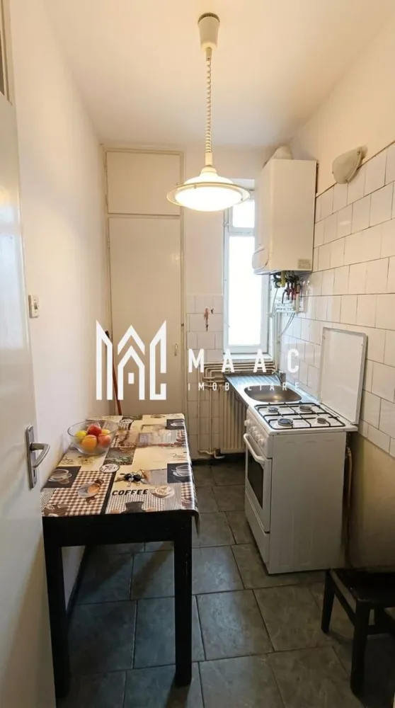 Apartament | 2 camere | 37 MPU | 1 Balcon | Cedonia -Mediu - MAAC Imobiliare vă propune spre vânzare un apartament cu 2 camere situat într-o zonă foarte căutată și bine cotată din Sibiu, respectiv zona Mirăslău. Locația oferă acces rapid către principalele puncte de interes ale orașului, fiind ideală atât pentru locuit, cât și pentru investiție imobiliară în vederea închirierii.

Apartamentul are o suprafață utilă de 37 mp și este compartimentat nedecomandat, fiind amplasat la etajul 4 al unui imobil cu 4 niveluri. Proprietatea reprezintă o oportunitate excelentă pentru persoanele care doresc să își personalizeze locuința după propriile preferințe, deoarece necesită câteva îmbunătățiri și permite amenajarea spațiului conform propriului stil și standard de confort.

Compartimentarea apartamentului este realizată astfel:
-1 dormitor
-1 living
-1 baie cu cadă
-1 bucătărie cu cămară
-balcon generos de 5 mp

Printre avantajele proprietății se regăsesc:
-zona Mirăslău, Sibiu, apreciată pentru accesibilitate și infrastructură
-geamuri termopan
-compartimentare practică
-locație liniștită cu acces facil către transport, magazine și servicii
-potențial excelent pentru investiție imobiliară
-ideal pentru prima locuință
-aproape de spații verzi și zone comerciale

Datorită amplasării într-o zonă bine dezvoltată și a accesului facil către punctele de interes din Sibiu, acest apartament cu 2 camere reprezintă o alegere potrivită atât pentru locuire, cât și pentru investiție pe termen lung. Proprietatea oferă posibilitatea amenajării și modernizării după propriul gust, fiind o opțiune atractivă pe piața imobiliară actuală.

Pentru mai multe detalii sau pentru programarea unei vizionări, vă rugăm să ne contactați și să specificați CP3048106.