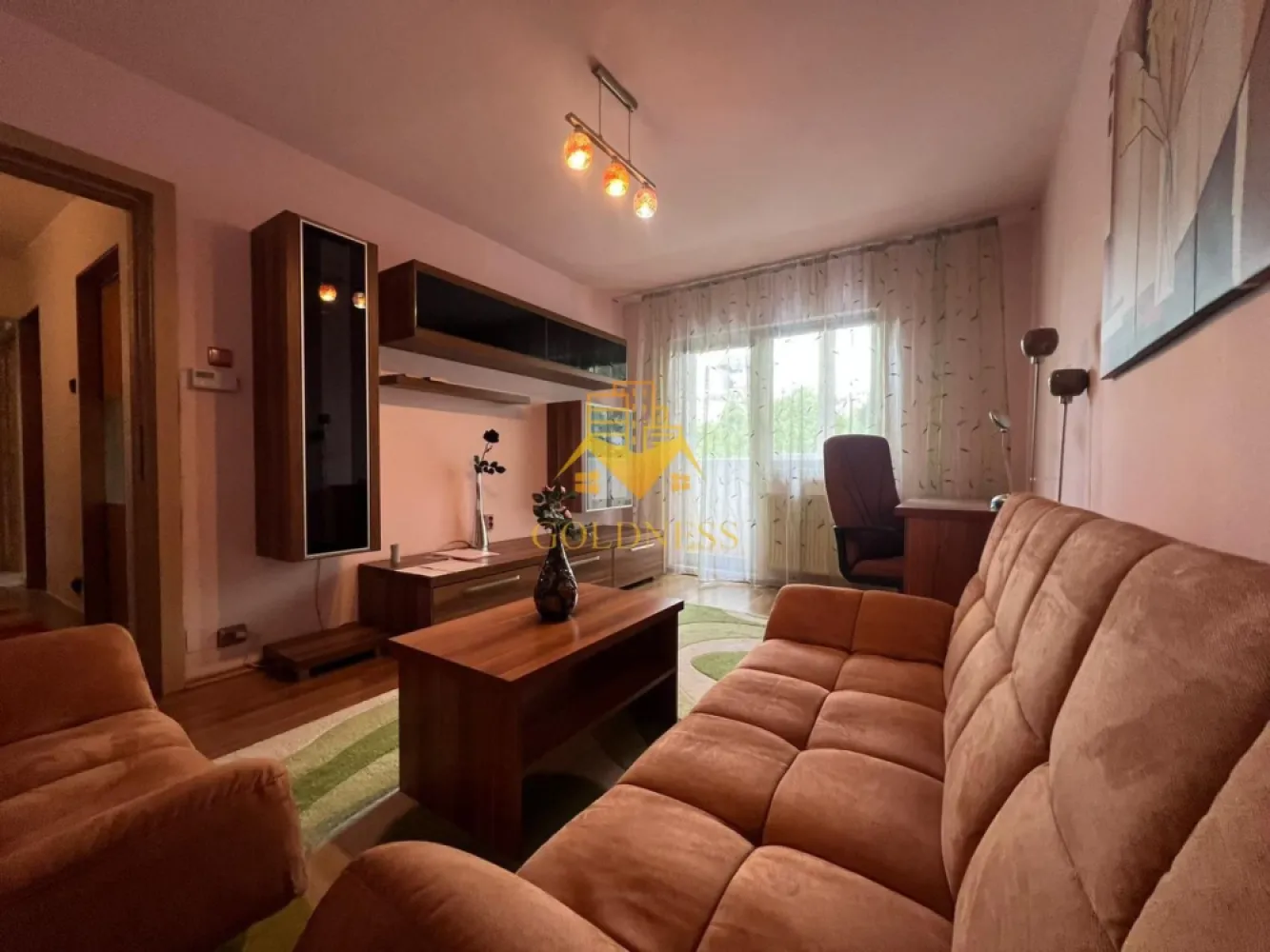 2 camere decomandate, Primaverii, Calea Manastur, Calvaria, MOL, USAMV - GOLDNESS Imobiliare vă propune spre închiriere un apartament cu 2 camere complet mobilat și utilat, la etajul 1 intr-un imobil de 8 etaje, în Cartierul Manastur.
Posibilitatea de a parca în zonă.
Se află în apropierea stațiilor de transport în comun, magazine, restaurante, spații verzi, farmacii, etc. 

Apartamentul este compartimentat astfel:
 - dormitor cu canapea extensibila, dreSsing
 - dormitor cu pat matrimonial, dressing
 - bucatarie complet utilată și mobilată, loc de servit masa 
 - baie cu cada, calorifer port prosop și dulap pentru depozitare.
 - balcon închis de 4 mp.

Imobilul este dotat cu toate cele necesare- centrală proprie, frigider, aragaz, hotă, mașină de spălat haine, etc. 

Dacă sunteți interesați de acest apartament și doriți să îl vizionați, dar și pentru alte oferte nu ezitați să ne contactați telefonic sau prin e-mail. Vă stăm la dispoziție!
Pentru intermediere se percepe un comision de 50% din prețul chiriei!