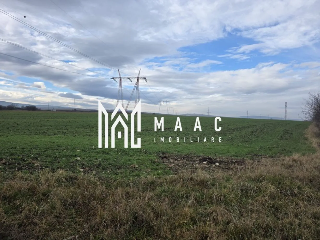 Teren intravilan | 29.300MP | Miercurea Sibiului - MAAC Imobiliare vă propune spre vânzare un teren intravilan generos situat în Miercurea Sibiului, într-o zonă cu dezvoltare accelerată și potențial investițional ridicat, ideal pentru proiecte industriale, logistice sau comerciale. Proprietatea beneficiază de o poziționare strategică, în imediata apropiere a stației Rompetrol, cu acces direct la drumul principal și vizibilitate excelentă către un flux intens de trafic auto.

Amplasarea terenului oferă conexiuni rapide către DN1 și Autostrada A1, aspect ce contribuie semnificativ la creșterea atractivității pentru investiții și dezvoltări pe termen lung. Zona este în plină expansiune, atât din punct de vedere rezidențial, cât și comercial, ceea ce susține dinamica valorii imobiliare.

Caracteristici ale terenului:
-Suprafață totală: 29.300 mp
-Teren intravilan
-Deschidere generoasă la drumul principal
-Utilități disponibile în zonă: gaz, apă, curent, canalizare

Terenul este potrivit pentru dezvoltarea de hale industriale, depozite sau spații logistice, oferind flexibilitate în utilizare și perspective solide de valorificare.

Pentru mai multe detalii și programarea unei vizionări, precizați telefonic că ați văzut anunțul cu CP2851605