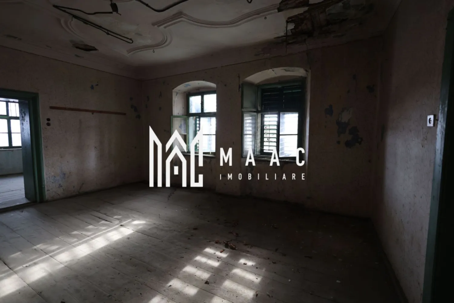 Casa Samuel von Brukenthal | 700MPU | Nocrich - MAAC Imobiliare vă propune spre vânzare un imobil cu valoare istorică deosebită – Casa memorială Samuel von Brukenthal, situată în comuna Nocrich, la aproximativ 30 km de municipiul Sibiu. Proprietatea reprezintă o oportunitate rară de a achiziționa un monument cu semnificație majoră pentru istoria Transilvaniei, locul în care s-a născut Baronul Samuel von Brukenthal (1721–1803), guvernator al Transilvaniei și fondatorul celebrului Muzeu Brukenthal din Sibiu. Construcția, veche de peste 300 de ani, impresionează prin dimensiuni generoase și prin elementele originale păstrate: tâmplărie și uși din lemn masiv, podele autentice, fresce și detalii arhitecturale specifice secolului al XVIII-lea. Deși necesită restaurare, conacul își păstrează farmecul istoric și potențialul de a fi readus la forma sa inițială, devenind o proprietate emblematică. Imobilul dispune de o suprafață utilă de aproximativ 700 mp, o suprafață construită de 850 mp, fiind amplasat pe un teren de 1.186 mp, cu două fronturi stradale și o deschidere totală de aproximativ 50 m. Compartimentarea actuală cuprinde 6 camere, 1 bucătărie și 1 baie, oferind multiple posibilități de reamenajare pentru locuință de prestigiu, pensiune boutique, centru cultural sau proiect turistic. Situat chiar în centrul comunei Nocrich, conacul beneficiază de acces facil și vizibilitate excelentă, într-o zonă cu potențial turistic și cultural în continuă dezvoltare. Această proprietate nu este doar o casă, ci o pagină de istorie care așteaptă să fie valorificată de un proprietar pasionat de patrimoniu, cultură și eleganță. Pentru mai multe detalii și pentru programarea unei vizionări, vă rugăm să ne contactați menționând ID: CP2770388