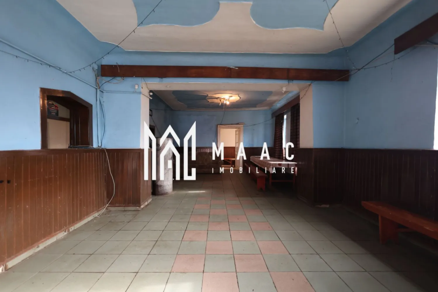 Casa Samuel von Brukenthal | 700MPU | Nocrich - MAAC Imobiliare vă propune spre vânzare un imobil cu valoare istorică deosebită – Casa memorială Samuel von Brukenthal, situată în comuna Nocrich, la aproximativ 30 km de municipiul Sibiu. Proprietatea reprezintă o oportunitate rară de a achiziționa un monument cu semnificație majoră pentru istoria Transilvaniei, locul în care s-a născut Baronul Samuel von Brukenthal (1721–1803), guvernator al Transilvaniei și fondatorul celebrului Muzeu Brukenthal din Sibiu. Construcția, veche de peste 300 de ani, impresionează prin dimensiuni generoase și prin elementele originale păstrate: tâmplărie și uși din lemn masiv, podele autentice, fresce și detalii arhitecturale specifice secolului al XVIII-lea. Deși necesită restaurare, conacul își păstrează farmecul istoric și potențialul de a fi readus la forma sa inițială, devenind o proprietate emblematică. Imobilul dispune de o suprafață utilă de aproximativ 700 mp, o suprafață construită de 850 mp, fiind amplasat pe un teren de 1.186 mp, cu două fronturi stradale și o deschidere totală de aproximativ 50 m. Compartimentarea actuală cuprinde 6 camere, 1 bucătărie și 1 baie, oferind multiple posibilități de reamenajare pentru locuință de prestigiu, pensiune boutique, centru cultural sau proiect turistic. Situat chiar în centrul comunei Nocrich, conacul beneficiază de acces facil și vizibilitate excelentă, într-o zonă cu potențial turistic și cultural în continuă dezvoltare. Această proprietate nu este doar o casă, ci o pagină de istorie care așteaptă să fie valorificată de un proprietar pasionat de patrimoniu, cultură și eleganță. Pentru mai multe detalii și pentru programarea unei vizionări, vă rugăm să ne contactați menționând ID: CP2770388 }}