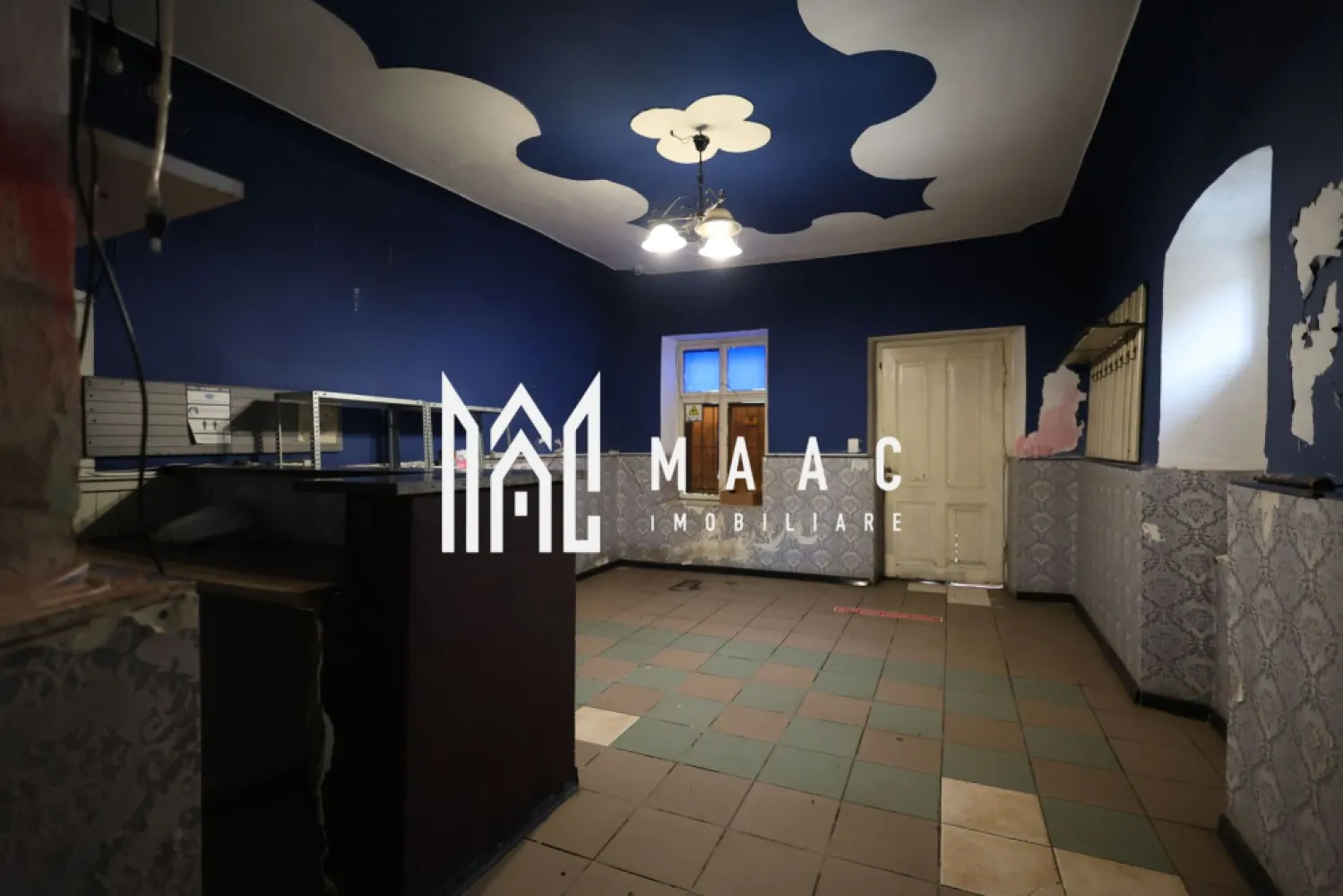 Casa Samuel von Brukenthal | 700MPU | Nocrich - MAAC Imobiliare vă propune spre vânzare un imobil cu valoare istorică deosebită – Casa memorială Samuel von Brukenthal, situată în comuna Nocrich, la aproximativ 30 km de municipiul Sibiu. Proprietatea reprezintă o oportunitate rară de a achiziționa un monument cu semnificație majoră pentru istoria Transilvaniei, locul în care s-a născut Baronul Samuel von Brukenthal (1721–1803), guvernator al Transilvaniei și fondatorul celebrului Muzeu Brukenthal din Sibiu. Construcția, veche de peste 300 de ani, impresionează prin dimensiuni generoase și prin elementele originale păstrate: tâmplărie și uși din lemn masiv, podele autentice, fresce și detalii arhitecturale specifice secolului al XVIII-lea. Deși necesită restaurare, conacul își păstrează farmecul istoric și potențialul de a fi readus la forma sa inițială, devenind o proprietate emblematică. Imobilul dispune de o suprafață utilă de aproximativ 700 mp, o suprafață construită de 850 mp, fiind amplasat pe un teren de 1.186 mp, cu două fronturi stradale și o deschidere totală de aproximativ 50 m. Compartimentarea actuală cuprinde 6 camere, 1 bucătărie și 1 baie, oferind multiple posibilități de reamenajare pentru locuință de prestigiu, pensiune boutique, centru cultural sau proiect turistic. Situat chiar în centrul comunei Nocrich, conacul beneficiază de acces facil și vizibilitate excelentă, într-o zonă cu potențial turistic și cultural în continuă dezvoltare. Această proprietate nu este doar o casă, ci o pagină de istorie care așteaptă să fie valorificată de un proprietar pasionat de patrimoniu, cultură și eleganță. Pentru mai multe detalii și pentru programarea unei vizionări, vă rugăm să ne contactați menționând ID: CP2770388 }}