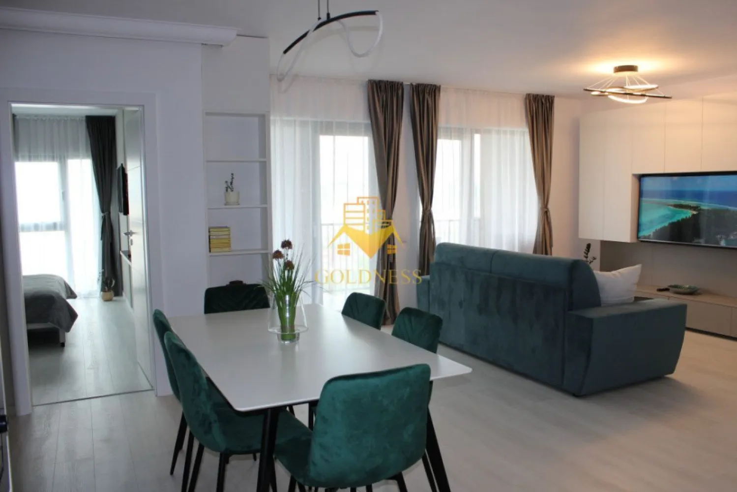 2 camere, open space, LUX, parcare, Zorilor, zona LIDL, Frunzisului - GOLDNESS Imobiliare vă propune spre închiriere un apartament complet mobilat și utilat, la etajul 4 într-un imobil de 14 etaje, în cartierul Zorilor. Apartamentul este compartimentat astfel:
 - dormitor cu pat matrimonial, dressing, noptiere
 - living cu bucatarie open-space complet utilată, canapea extensibla, loc de servit masa 
 - baie cu vană, calorifer port prosop inox și dulap pentru depozitare.
 - terasa de 8 mp.
 
Imobilul este dotat cu toate cele necesare- centrală proprie, mașină de spălat haine, frigider, plită electrică, hotă, TV, etc. 
Se află în apropierea stațiilor de transport în comun, magazine, restaurante, spații verzi, farmacii, etc. 
Dispune de parcare subterana !

Dacă sunteți interesați de acest apartament și doriți să îl vizionați, dar și pentru alte oferte sau detalii nu ezitați să ne contactați telefonic sau prin e-mail - goldnessimobiliare@gmail.com. Vă stăm la dispoziție!