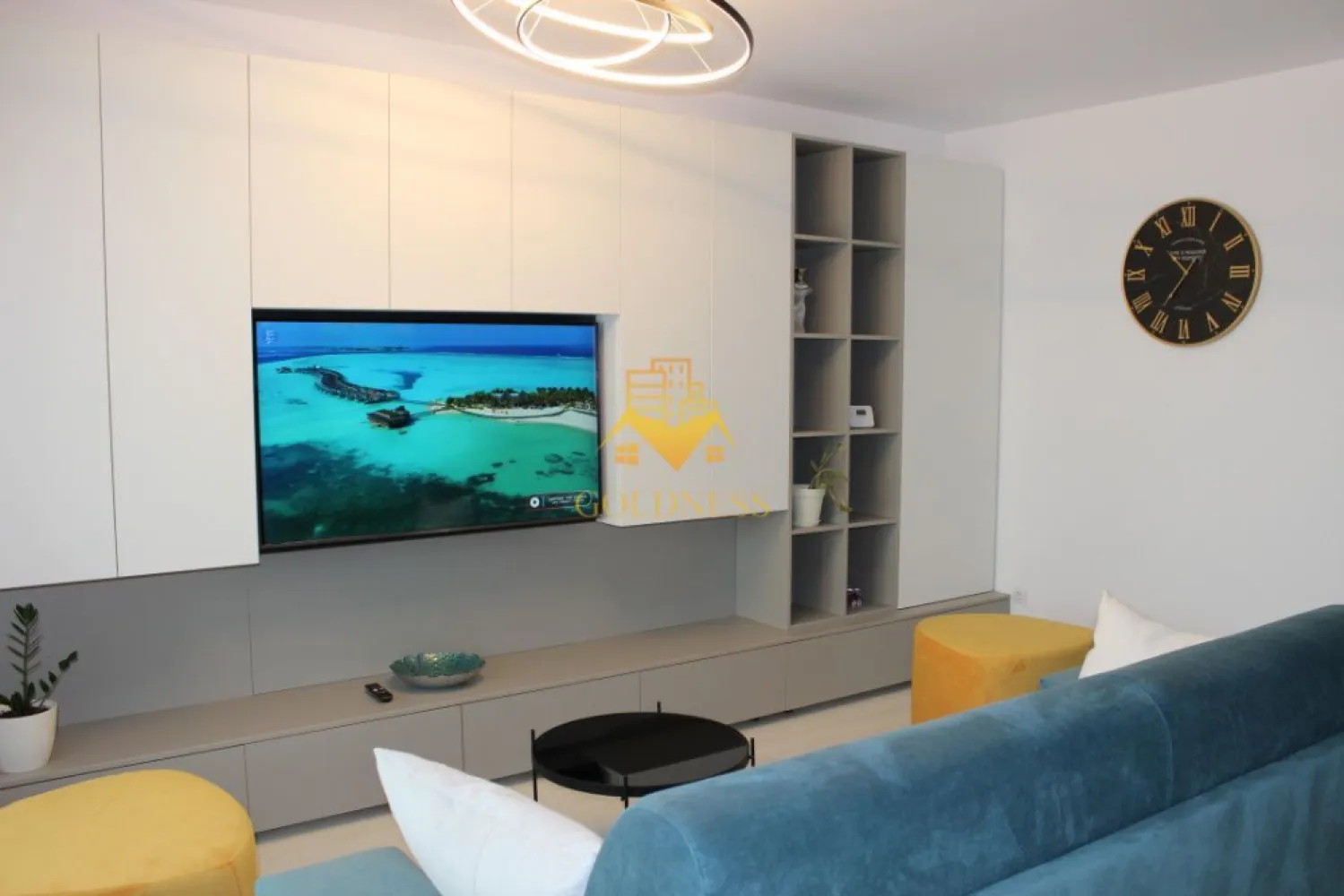 2 camere, open space, LUX, parcare, Zorilor, zona LIDL, Frunzisului - GOLDNESS Imobiliare vă propune spre închiriere un apartament complet mobilat și utilat, la etajul 4 într-un imobil de 14 etaje, în cartierul Zorilor. Apartamentul este compartimentat astfel:
 - dormitor cu pat matrimonial, dressing, noptiere
 - living cu bucatarie open-space complet utilată, canapea extensibla, loc de servit masa 
 - baie cu vană, calorifer port prosop inox și dulap pentru depozitare.
 - terasa de 8 mp.
 
Imobilul este dotat cu toate cele necesare- centrală proprie, mașină de spălat haine, frigider, plită electrică, hotă, TV, etc. 
Se află în apropierea stațiilor de transport în comun, magazine, restaurante, spații verzi, farmacii, etc. 
Dispune de parcare subterana !

Dacă sunteți interesați de acest apartament și doriți să îl vizionați, dar și pentru alte oferte sau detalii nu ezitați să ne contactați telefonic sau prin e-mail - goldnessimobiliare@gmail.com. Vă stăm la dispoziție!