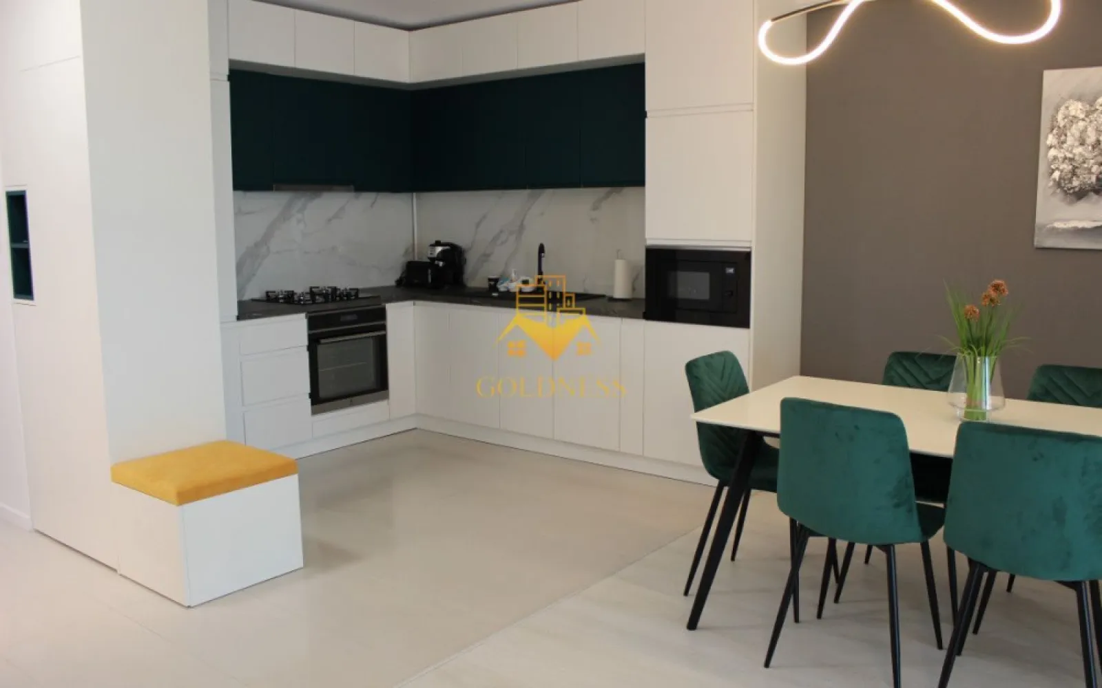 2 camere, open space, LUX, parcare, Zorilor, zona LIDL, Frunzisului - GOLDNESS Imobiliare vă propune spre închiriere un apartament complet mobilat și utilat, la etajul 4 într-un imobil de 14 etaje, în cartierul Zorilor. Apartamentul este compartimentat astfel:
 - dormitor cu pat matrimonial, dressing, noptiere
 - living cu bucatarie open-space complet utilată, canapea extensibla, loc de servit masa 
 - baie cu vană, calorifer port prosop inox și dulap pentru depozitare.
 - terasa de 8 mp.
 
Imobilul este dotat cu toate cele necesare- centrală proprie, mașină de spălat haine, frigider, plită electrică, hotă, TV, etc. 
Se află în apropierea stațiilor de transport în comun, magazine, restaurante, spații verzi, farmacii, etc. 
Dispune de parcare subterana !

Dacă sunteți interesați de acest apartament și doriți să îl vizionați, dar și pentru alte oferte sau detalii nu ezitați să ne contactați telefonic sau prin e-mail - goldnessimobiliare@gmail.com. Vă stăm la dispoziție!