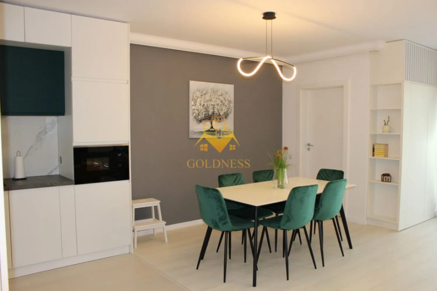 2 camere, open space, LUX, parcare, Zorilor, zona LIDL, Frunzisului - GOLDNESS Imobiliare vă propune spre închiriere un apartament complet mobilat și utilat, la etajul 4 într-un imobil de 14 etaje, în cartierul Zorilor. Apartamentul este compartimentat astfel:
 - dormitor cu pat matrimonial, dressing, noptiere
 - living cu bucatarie open-space complet utilată, canapea extensibla, loc de servit masa 
 - baie cu vană, calorifer port prosop inox și dulap pentru depozitare.
 - terasa de 8 mp.
 
Imobilul este dotat cu toate cele necesare- centrală proprie, mașină de spălat haine, frigider, plită electrică, hotă, TV, etc. 
Se află în apropierea stațiilor de transport în comun, magazine, restaurante, spații verzi, farmacii, etc. 
Dispune de parcare subterana !

Dacă sunteți interesați de acest apartament și doriți să îl vizionați, dar și pentru alte oferte sau detalii nu ezitați să ne contactați telefonic sau prin e-mail - goldnessimobiliare@gmail.com. Vă stăm la dispoziție!