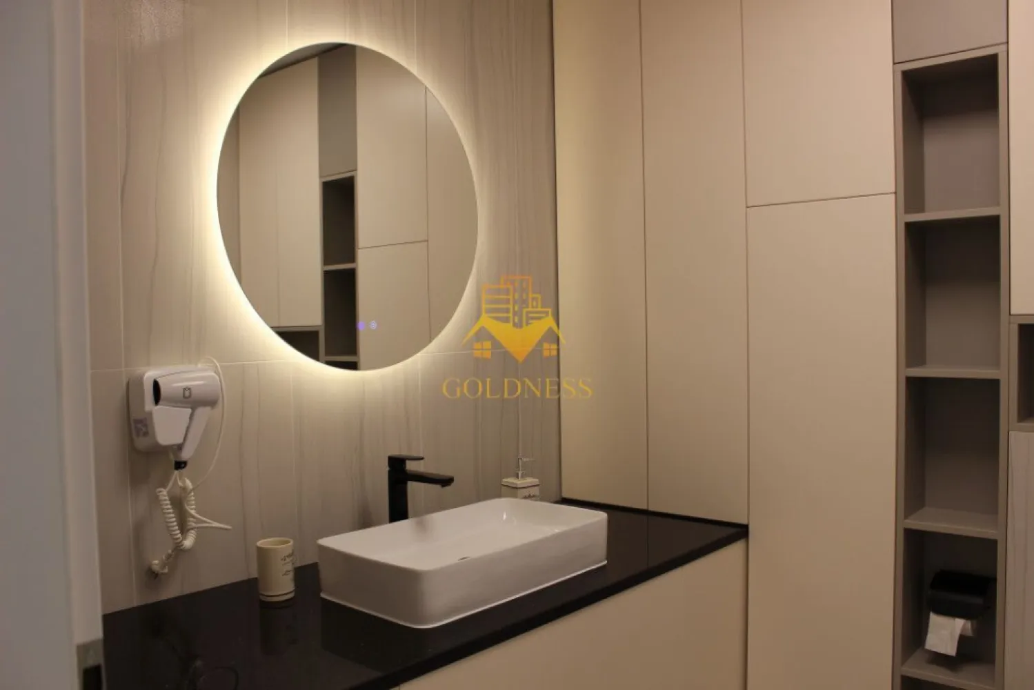 2 camere, open space, LUX, parcare, Zorilor, zona LIDL, Frunzisului - GOLDNESS Imobiliare vă propune spre închiriere un apartament complet mobilat și utilat, la etajul 4 într-un imobil de 14 etaje, în cartierul Zorilor. Apartamentul este compartimentat astfel:
 - dormitor cu pat matrimonial, dressing, noptiere
 - living cu bucatarie open-space complet utilată, canapea extensibla, loc de servit masa 
 - baie cu vană, calorifer port prosop inox și dulap pentru depozitare.
 - terasa de 8 mp.
 
Imobilul este dotat cu toate cele necesare- centrală proprie, mașină de spălat haine, frigider, plită electrică, hotă, TV, etc. 
Se află în apropierea stațiilor de transport în comun, magazine, restaurante, spații verzi, farmacii, etc. 
Dispune de parcare subterana !

Dacă sunteți interesați de acest apartament și doriți să îl vizionați, dar și pentru alte oferte sau detalii nu ezitați să ne contactați telefonic sau prin e-mail - goldnessimobiliare@gmail.com. Vă stăm la dispoziție!