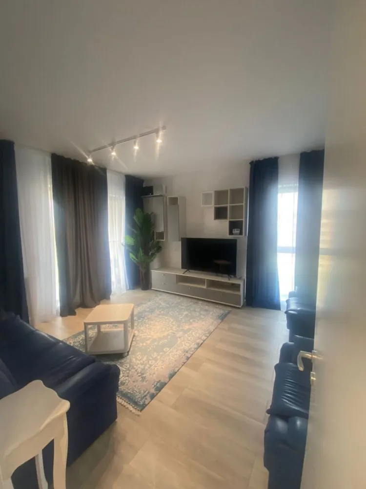 Apartament 2 camere Grozăvești / Politehnica – Novum | Bloc nou 2023 - Vă propunem spre închiriere un apartament cu 2 camere decomandat, complet mobilat și utilat, situat în zona Grozăvești – Splaiul Independenței nr. 313C, în blocul Zen (finalizat în 2023).
Locuința se află la etajul 2 și este pregătită pentru mutare imediată, fiind mobilată și utilată complet pentru locuit. Apartamentul beneficiază de o vedere spectaculoasă către Splaiul Independenței și Parcul Politehnicii, oferind un cadru urban modern și aerisit.

Poziționarea este excelentă – în imediata apropiere de complexele rezidențiale Novum și Exigent One, precum și de Hotel Ibis, la câțiva pași de Universitatea Politehnica și cu acces facil către mijloacele de transport și centrele de interes din zonă.
 2 camere decomandate
 Bloc nou (2023)
 Complet mobilat și utilat
 Vedere deschisă către parc
 Zonă excelentă – Grozăvești / Politehnica
 Nu se acceptă animale de companie.
Comision agenție: 50% din valoarea primei luni de chirie.
Contract minim 1 an

Pentru mai multe detalii și vizionări:
Arbore Real Estate