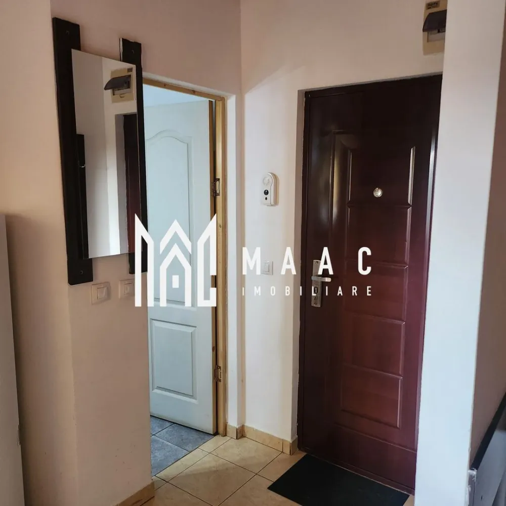 Garsonieră cu potențial de extindere | Parter | Zona Broscărie - Maac Imobiliare prezintă spre vânzare o garsonieră situată pe strada Ștefan cel Mare, în cartierul Broscărie din Sibiu, într-o construcție edificată după anul 2000.

Proprietatea se află la parter și dispune de o suprafață utilă de aproximativ 20 mp. Un avantaj major îl constituie posibilitatea reală de extindere, existând spațiu și structură pentru construirea unei camere suplimentare la etaj, chiar și a unei băi — ceea ce transformă această ofertă într-o oportunitate excelentă de investiție, fie pentru locuire proprie, fie pentru închiriere.

Puncte forte:

Construcție după anul 2000

Zonă liniștită, cu acces facil către mijloace de transport și magazine

Parter – ideal pentru locuire sau activitate comercială

Posibilitate de extindere 

Preț accesibil: doar 35.000€

Proprietatea necesită unele îmbunătățiri, dar potențialul este uriaș, iar zona este în plină dezvoltare.

Pentru mai multe informații și programări la vizionare, vă rugăm să menționați ID anunț: CP2507514