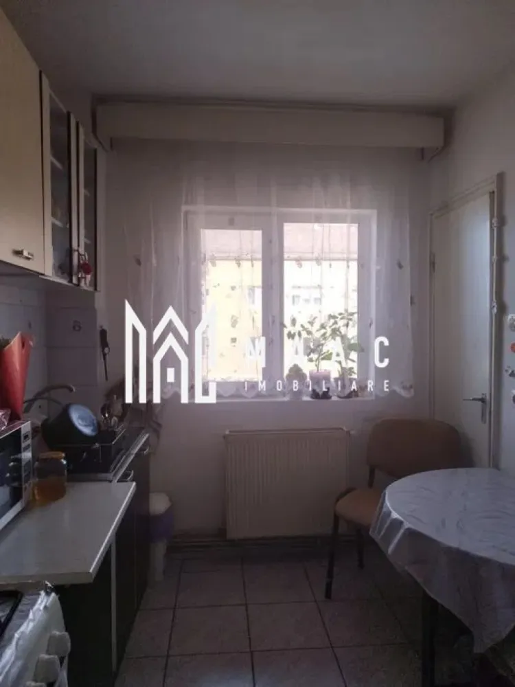 Apartament 3 camere | Balcon | Pivnita | 70MP | Vasile Aaron - MAAC Imobiliare va propune spre vânzare un apartament de 3 camere, decomandat, situat la etajul 10 din 10, într-un bloc dotat cu lift, în cartierul Vasile Aaron. Caracteristici principale: Suprafață utilă de 70 mp Compartimentare decomandată Trei camere luminoase Bucătărie separată, cu cămară proprie dotată cu rafturi pentru depozitare Baie cu geam de aerisire Hol cu multiple posibilități de organizare Balcon cu vedere panoramică asupra orașului Pivniță proprie pentru depozitare. Facilități și dotări: Lift funcțional Centrală termică proprie cu încălzire prin calorifere Bloc întreținut și curat, cu vecini civilizați. Locație: Aproape de magazine, supermarketuri, piețe Acces rapid la stații de autobuz și taxi În apropiere de școli, grădinițe, farmacii și bănci Pentru mai multe detalii precizati telefonic ca ati vazut anuntul cu ID: CP2900208