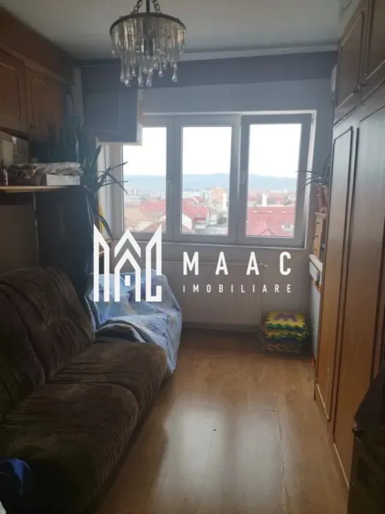 Apartament 3 camere | Balcon | Pivnita | 70MP | Vasile Aaron - MAAC Imobiliare va propune spre vânzare un apartament de 3 camere, decomandat, situat la etajul 10 din 10, într-un bloc dotat cu lift, în cartierul Vasile Aaron. Caracteristici principale: Suprafață utilă de 70 mp Compartimentare decomandată Trei camere luminoase Bucătărie separată, cu cămară proprie dotată cu rafturi pentru depozitare Baie cu geam de aerisire Hol cu multiple posibilități de organizare Balcon cu vedere panoramică asupra orașului Pivniță proprie pentru depozitare. Facilități și dotări: Lift funcțional Centrală termică proprie cu încălzire prin calorifere Bloc întreținut și curat, cu vecini civilizați. Locație: Aproape de magazine, supermarketuri, piețe Acces rapid la stații de autobuz și taxi În apropiere de școli, grădinițe, farmacii și bănci Pentru mai multe detalii precizati telefonic ca ati vazut anuntul cu ID: CP2900208 }}