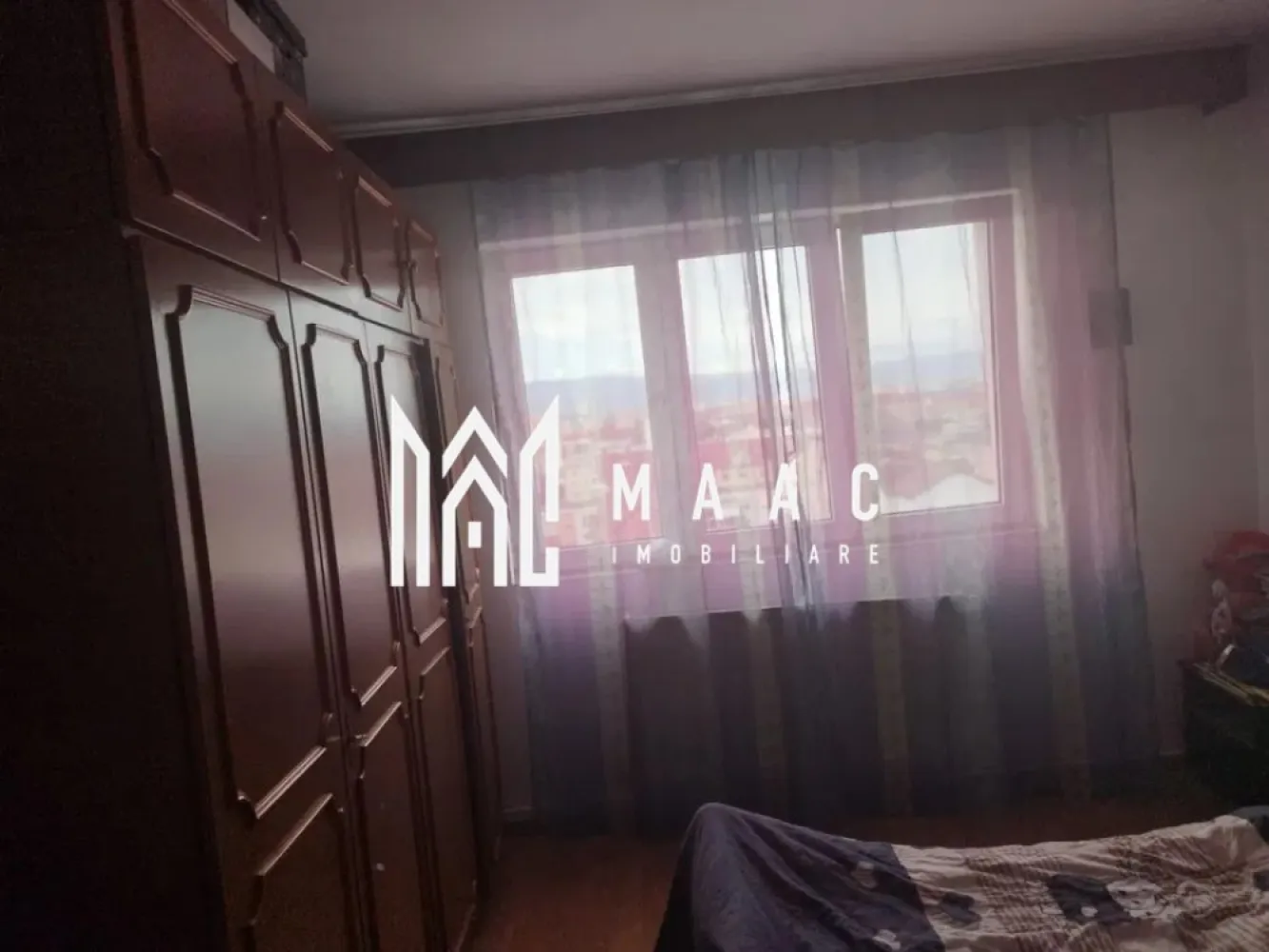 Apartament 3 camere | Balcon | Pivnita | 70MP | Vasile Aaron - MAAC Imobiliare va propune spre vânzare un apartament de 3 camere, decomandat, situat la etajul 10 din 10, într-un bloc dotat cu lift, în cartierul Vasile Aaron. Caracteristici principale: Suprafață utilă de 70 mp Compartimentare decomandată Trei camere luminoase Bucătărie separată, cu cămară proprie dotată cu rafturi pentru depozitare Baie cu geam de aerisire Hol cu multiple posibilități de organizare Balcon cu vedere panoramică asupra orașului Pivniță proprie pentru depozitare. Facilități și dotări: Lift funcțional Centrală termică proprie cu încălzire prin calorifere Bloc întreținut și curat, cu vecini civilizați. Locație: Aproape de magazine, supermarketuri, piețe Acces rapid la stații de autobuz și taxi În apropiere de școli, grădinițe, farmacii și bănci Pentru mai multe detalii precizati telefonic ca ati vazut anuntul cu ID: CP2900208 }}
