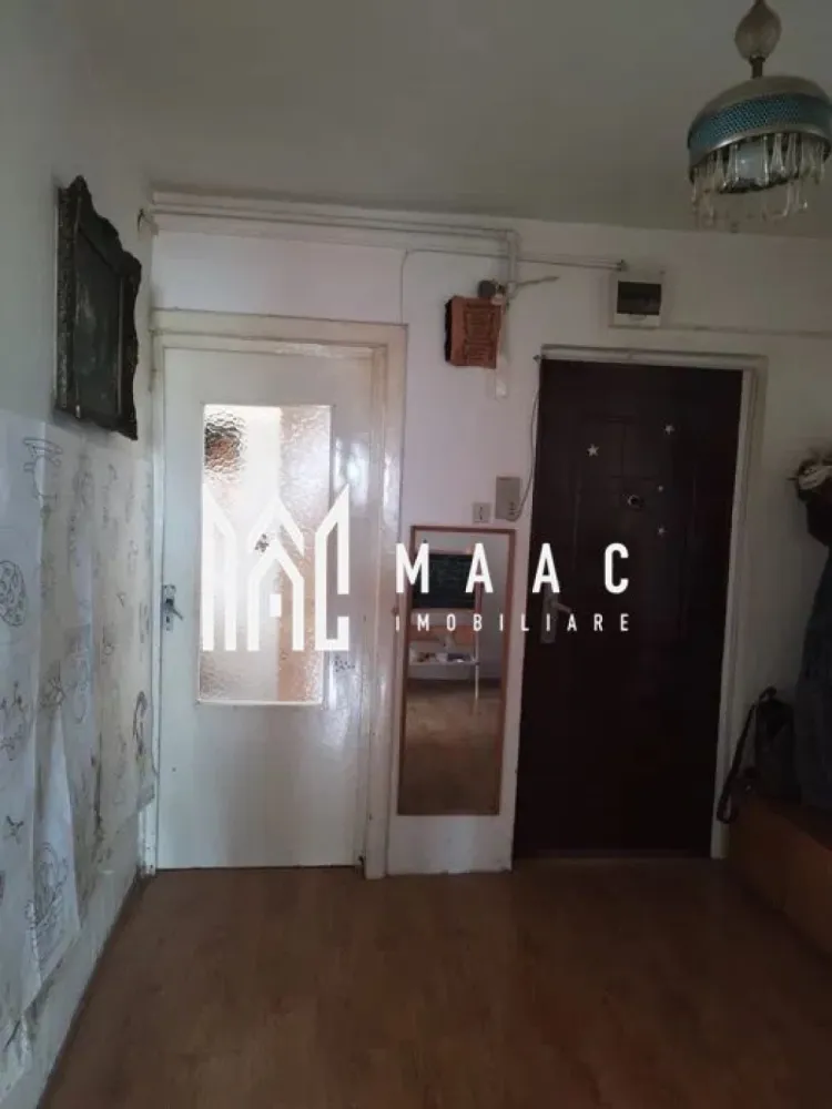 Apartament 3 camere | Balcon | Pivnita | 70MP | Vasile Aaron - MAAC Imobiliare va propune spre vânzare un apartament de 3 camere, decomandat, situat la etajul 10 din 10, într-un bloc dotat cu lift, în cartierul Vasile Aaron. Caracteristici principale: Suprafață utilă de 70 mp Compartimentare decomandată Trei camere luminoase Bucătărie separată, cu cămară proprie dotată cu rafturi pentru depozitare Baie cu geam de aerisire Hol cu multiple posibilități de organizare Balcon cu vedere panoramică asupra orașului Pivniță proprie pentru depozitare. Facilități și dotări: Lift funcțional Centrală termică proprie cu încălzire prin calorifere Bloc întreținut și curat, cu vecini civilizați. Locație: Aproape de magazine, supermarketuri, piețe Acces rapid la stații de autobuz și taxi În apropiere de școli, grădinițe, farmacii și bănci Pentru mai multe detalii precizati telefonic ca ati vazut anuntul cu ID: CP2900208 }}