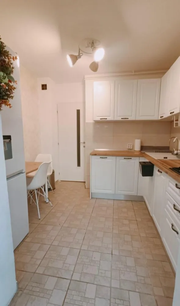 Închiriere apartament 3 camere Tineretului - Închiriere apartament cu 3 camere, situat in cartierul Tineretului , zona Școala Nr. 97, intr-un imobil construit in anul 1984, confort 1, decomandat, parter (înalt)din 4 cu o suprafata de 73 mp, cu 2 grupuri sanitare, 2 spații de depozitare ( debara și cămară ) și un balcon. Imobilul este situat in apropiere de piata, metrou , stație RATB, scoli, gradinițe, resturante si magazine alimentare.
Loc de parcare optional
Disponibil imediat . Se inchiriaza complet mobilat si utilat.
Va stam la dispozitie pentru informatii suplimentare sau pentru programarea unei vizionari.
Comisionul agentiei este de 50% din prima prima luna, iar perioada minima a inchirierii este de 12 luni.

Cu deosebita consideratie, 
Arbore Real Estate