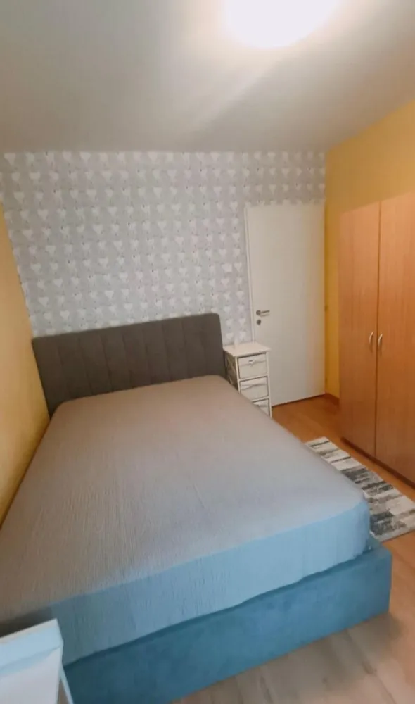 Închiriere apartament 3 camere Tineretului - Închiriere apartament cu 3 camere, situat in cartierul Tineretului , zona Școala Nr. 97, intr-un imobil construit in anul 1984, confort 1, decomandat, parter (înalt)din 4 cu o suprafata de 73 mp, cu 2 grupuri sanitare, 2 spații de depozitare ( debara și cămară ) și un balcon. Imobilul este situat in apropiere de piata, metrou , stație RATB, scoli, gradinițe, resturante si magazine alimentare.
Loc de parcare optional
Disponibil imediat . Se inchiriaza complet mobilat si utilat.
Va stam la dispozitie pentru informatii suplimentare sau pentru programarea unei vizionari.
Comisionul agentiei este de 50% din prima prima luna, iar perioada minima a inchirierii este de 12 luni.

Cu deosebita consideratie, 
Arbore Real Estate