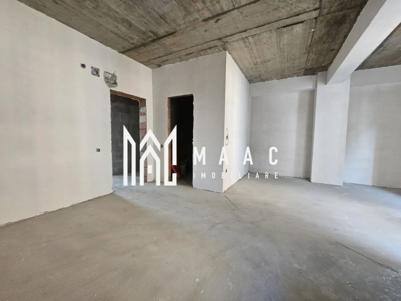 Garsoniera | Predare la cheie | 30.4 MPU | D. Stanca - Descoperă confortul urban într-o garsonieră spațioasă și luminoasă, situată într-un imobil nou din zona Doamna Stanca, una dintre cele mai dinamice și căutate zone rezidențiale ale orașului. Detalii proprietate: Suprafață utilă: 30.4 mp Balcon: 2.4 mp Etaj: 4 / 10 Loc de parcare inclus în preț Garsoniera se livrează la cheie, oferind posibilitatea personalizării pardoselii după preferințele viitorului proprietar. Finisajele sunt moderne și de calitate superioară, iar dotările includ: Încălzire în pardoseală pentru un confort termic sporit Uși interioare și obiecte sanitare incluse Pardoseală la alegere, în funcție de stilul dorit Proprietatea se află în prezent la stadiul de gri, urmând ca predarea să se realizeze în ultima parte a acestui an sau la începutul anului viitor, în funcție de ritmul de execuție al dezvoltatorului. Avantaje zonă: Zona Doamna Stanca este apreciată pentru proximitatea față de centre comerciale, mijloace de transport și zone verzi — un loc ideal atât pentru locuit, cât și pentru investiție. Preț avantajos pentru o garsonieră nouă, complet finisată și cu loc de parcare inclus. Pentru mai multe detalii și programarea unei vizionări, contactează MAAC Imobiliare – partenerul tău de încredere în găsirea locuinței potrivite. ID: CP2758246 }}